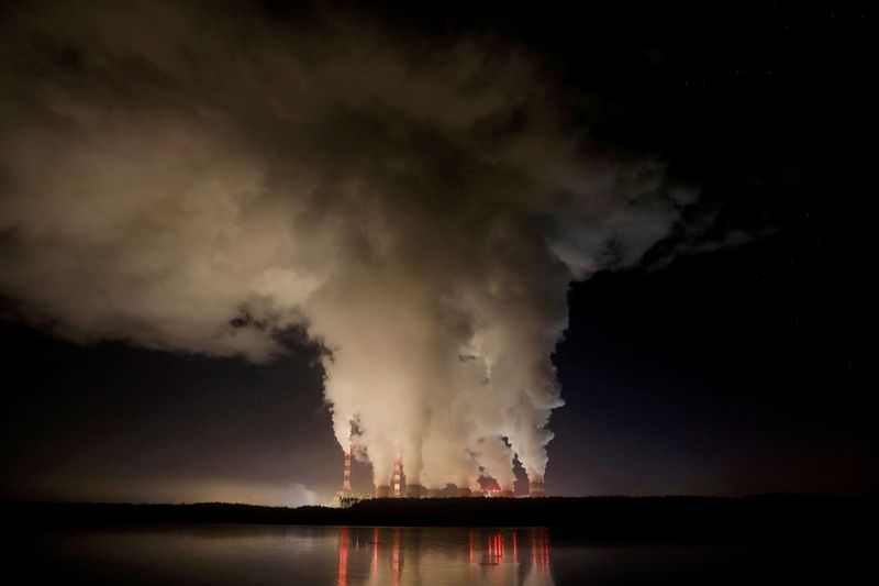 Vapor y humo en la central eléctrica de Belchatow, la mayor central eléctrica de carbón de Europa, en Polonia. Podría ser un último recurso para entregar suministro eléctrico al oeste de Ucrania. (REUTERS/Kacper Pempel)