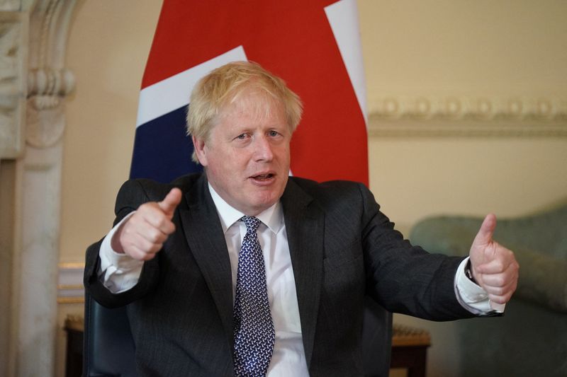 El primer ministro británico Boris Johnson gesticula durante su reunión con el primer ministro portugués Antonio Costa, en el número 10 de Downing Street, Londres, Reino Unido, el 13 de junio de 2022. Aaron Chown/Pool vía REUTERS