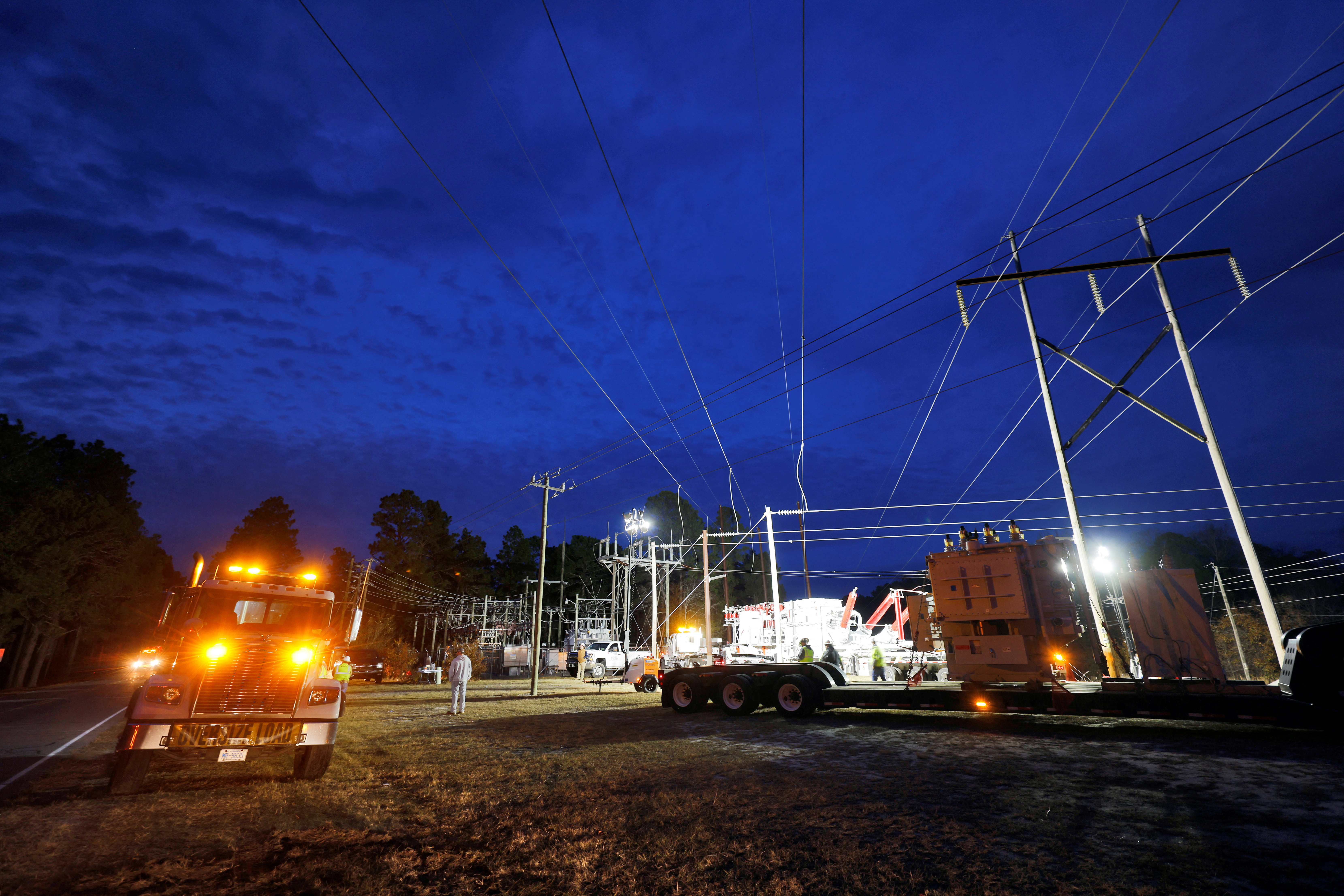 El FBI investiga el ataque contra dos subestaciones eléctricas de EEUU que dejó a más de 35.000 personas sin luz. (REUTERS)