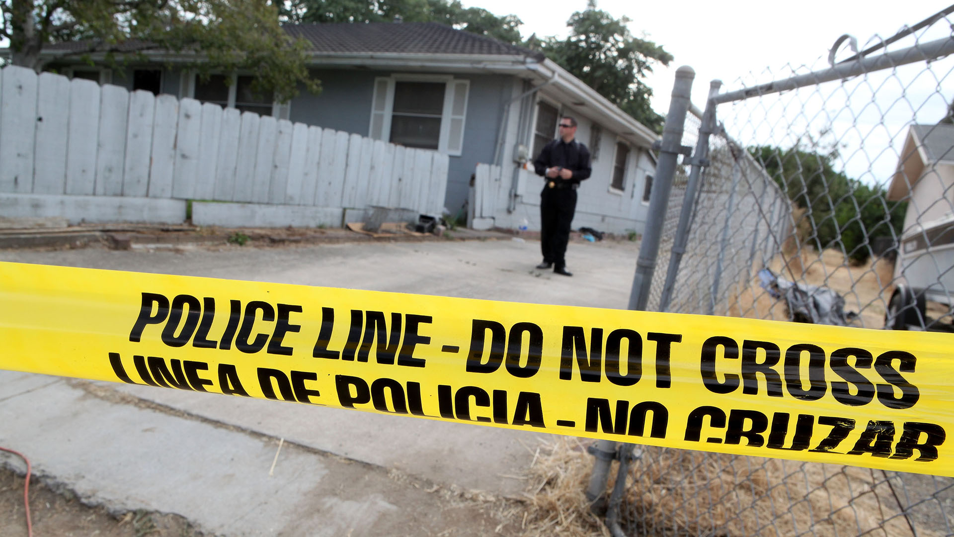 Una cinta de peligro de la policía de Antioch, en California, frente a la casa donde vivían Phillip y Nancy Garrido, los secuestradores de Jaycee (Photo by Justin Sullivan/Getty Images)