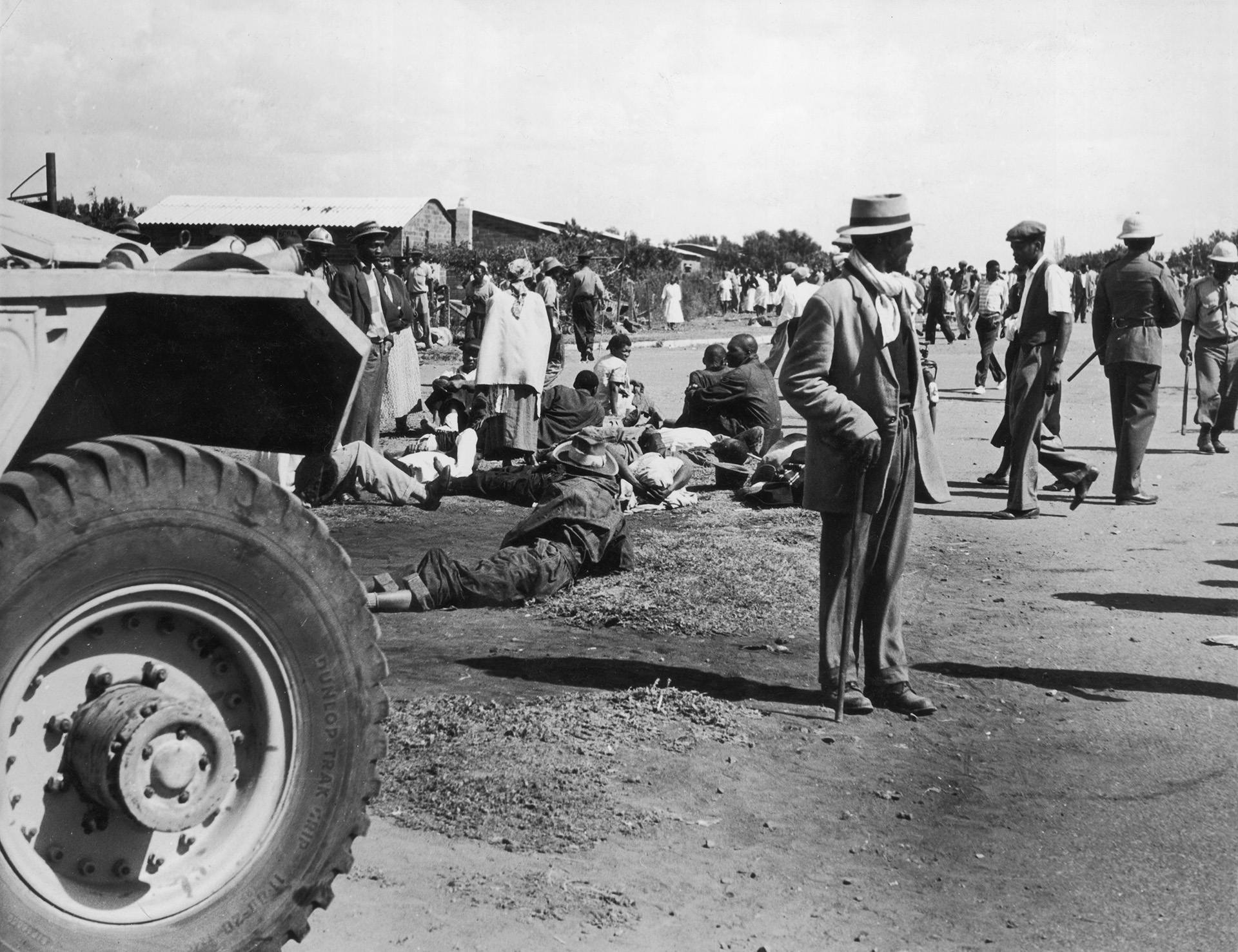 Los militantes frente a la comissaría gritaban las consignas de sus luchas contra el racismo: “Izwe lethu”, (Nuestra tierra); “Awaphele amapasti” (Abajo con pases)  (Photo by Christie/Central Press/Getty Images)