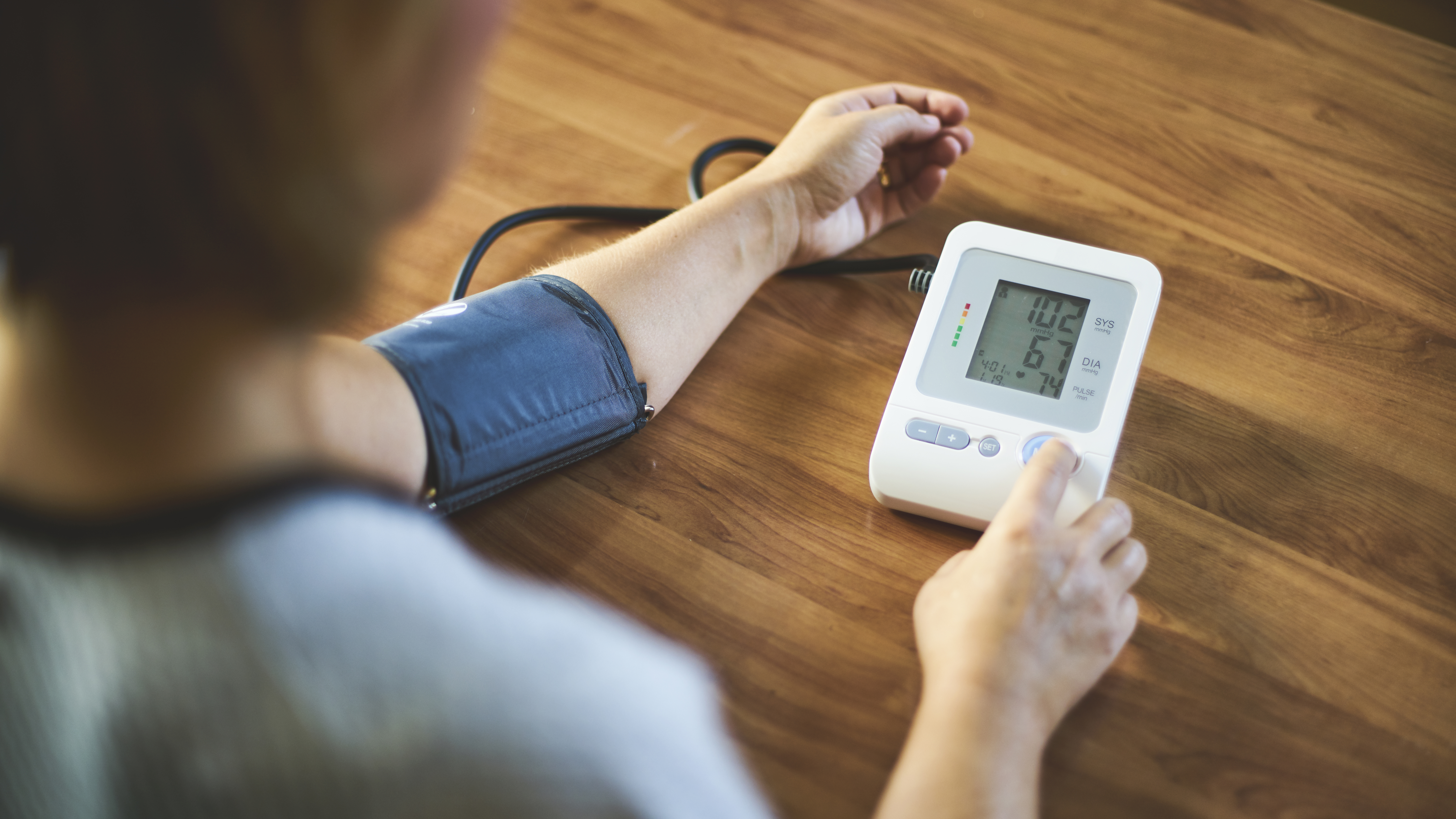 Los dispositivos electrónicos son los mejores instrumentos para tomar la presión arterial por su alto nivel de precisión (Getty)