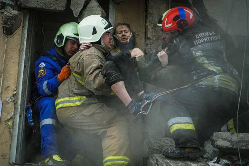 Firefighters rescue a woman from the rubble (Press service of the State Emergency Service of Ukraine / Handout via REUTERS)
