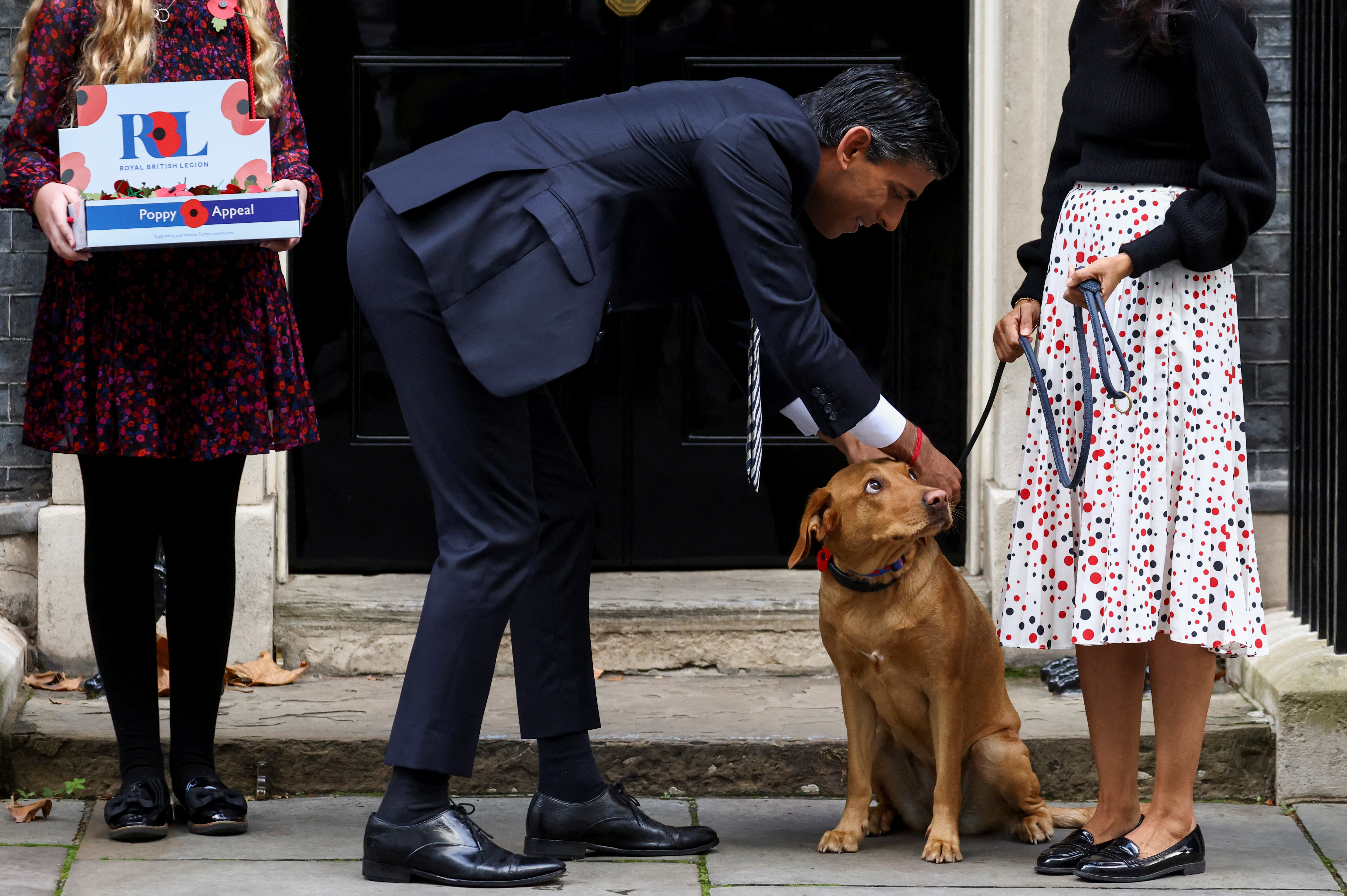 Insólito: el premier británico Rishi Sunak fue advertido por la Policía por pasear a su perra sin correa