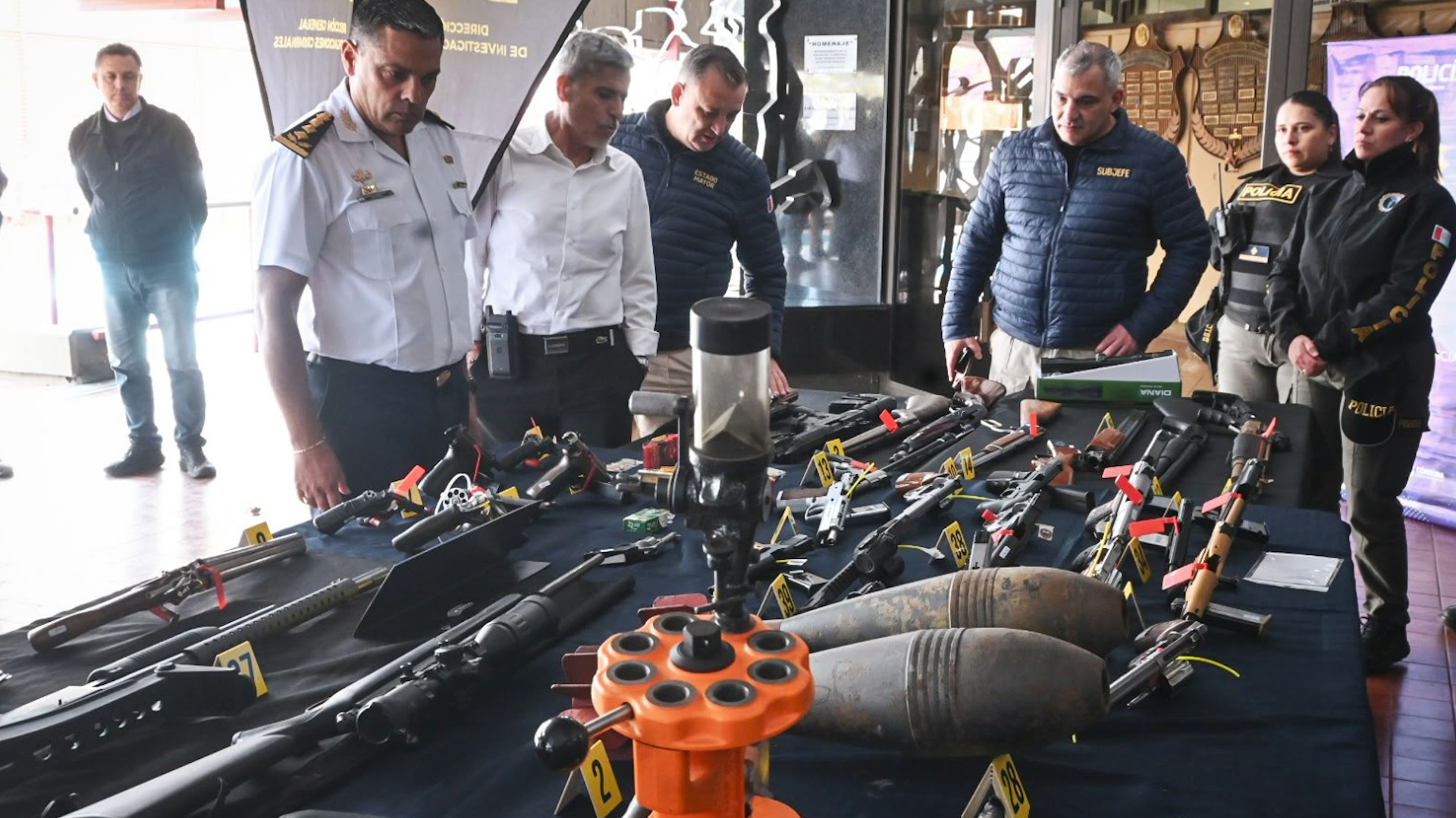 Megaoperativo contra una red de venta y alquiler de armas por las redes sociales en C&oacute;rdoba: hay 12 detenidos