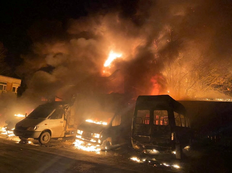 Autos y edificios en llamas después de los bombardeos rusos en Mykolaiv, Ucrania (Servicio Estatal de Emergencia de Ucrania/a través de REUTERS)