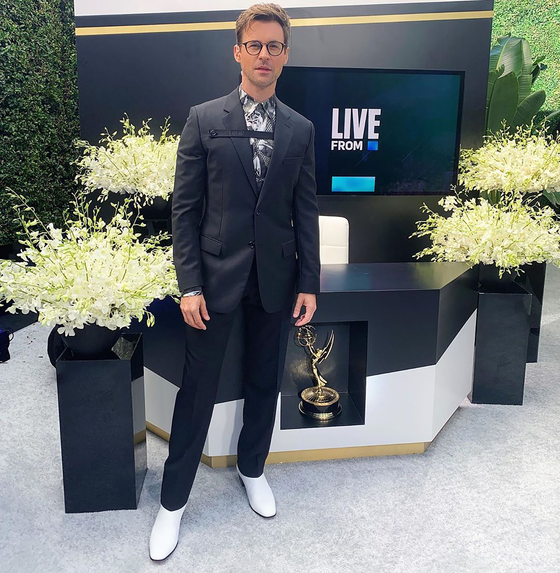 Brad Goreski, uno de los conductores de la alfombra roja luciendo un traje negro de Dior, con camisa estampada y zapatos blancos por Christian Louboutin (Instagram)