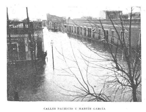 Este curso de agua provocaba inundaciones en los barrios que lo circundaba Esta fotografa publicada por la revista Caras y Caretas corresponde al ao 1903
