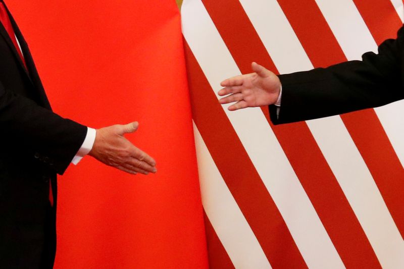 FOTO DE ARCHIVO: El presidente de Estados Unidos, Donald Trump, y el presidente de China, Xi Jinping, se dan la mano después de hacer declaraciones conjuntas en el Gran Salón del Pueblo en Beijing, China, el 9 de noviembre de 2017. REUTERS/Damir Sagolj