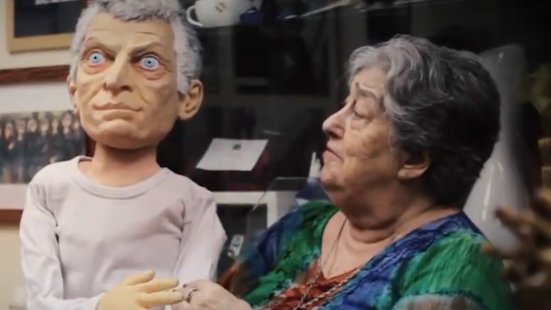 Con un muñeco de Mauricio Macri, al que llamó a derrocar cuando era presidente