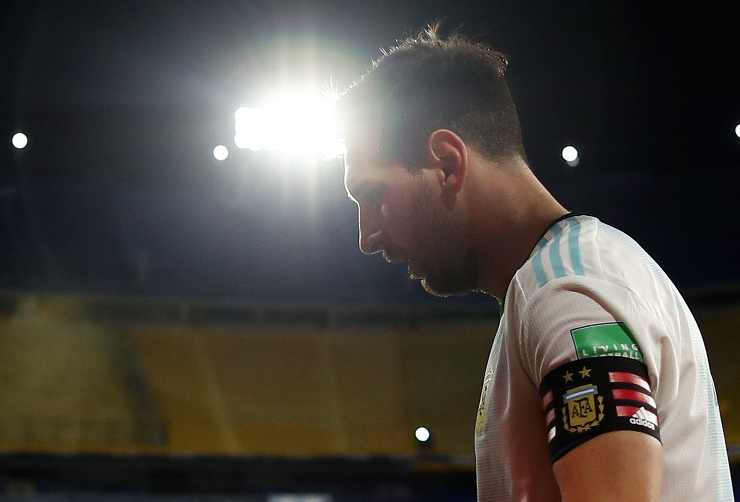 Messi, el iluminado... Hasta por los focos del escenario de La Boca (REUTERS/Agustin Marcarian)
