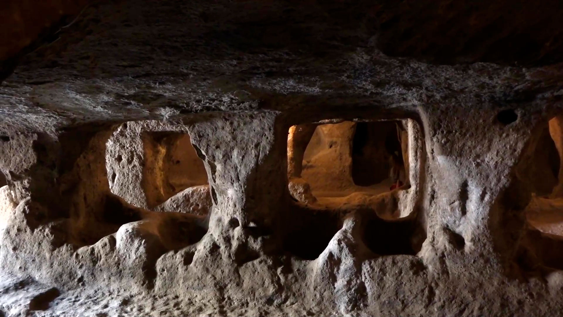 Un túnel oscuro que conducía a la antigua ciudad de Elengubu, conocida hoy como Derinkuyu