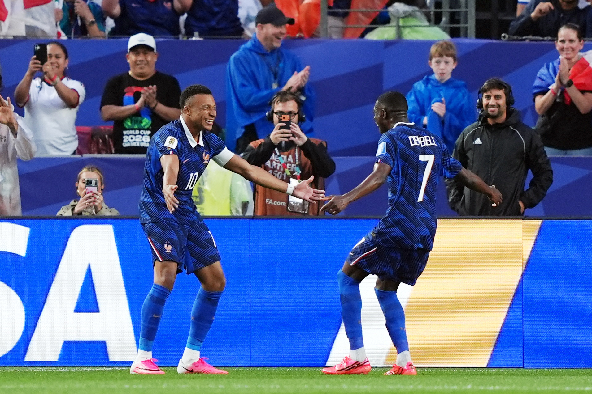 Francia gole&oacute; 3-0 a Irak con dos tantos de Mbapp&eacute; y otro de Demb&eacute;l&eacute; y se clasific&oacute; a los 16avos de final del Mundial 2026