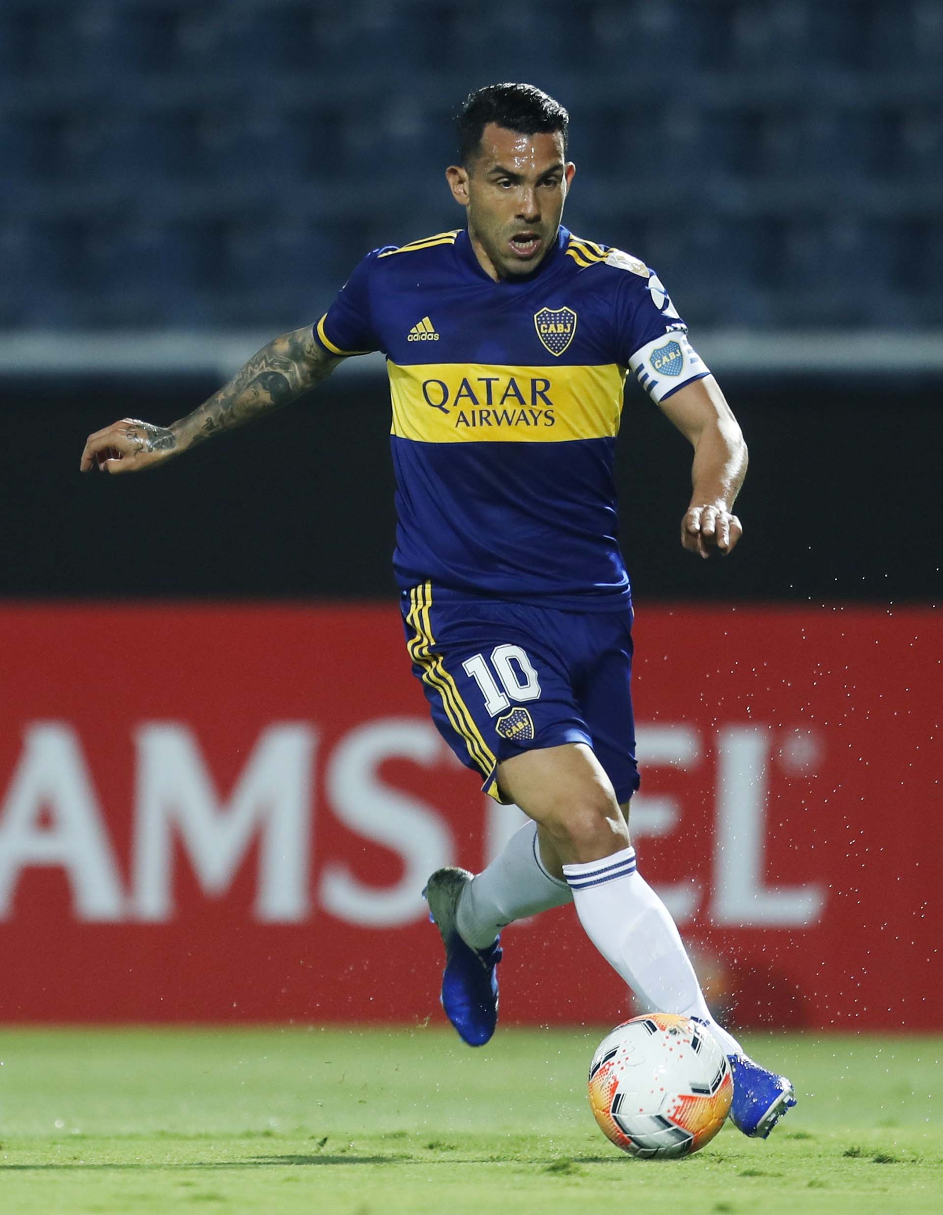 Tevez, capitán de Boca en el reinicio de la Copa Libertadores (REUTERS/Jorge Saenz)