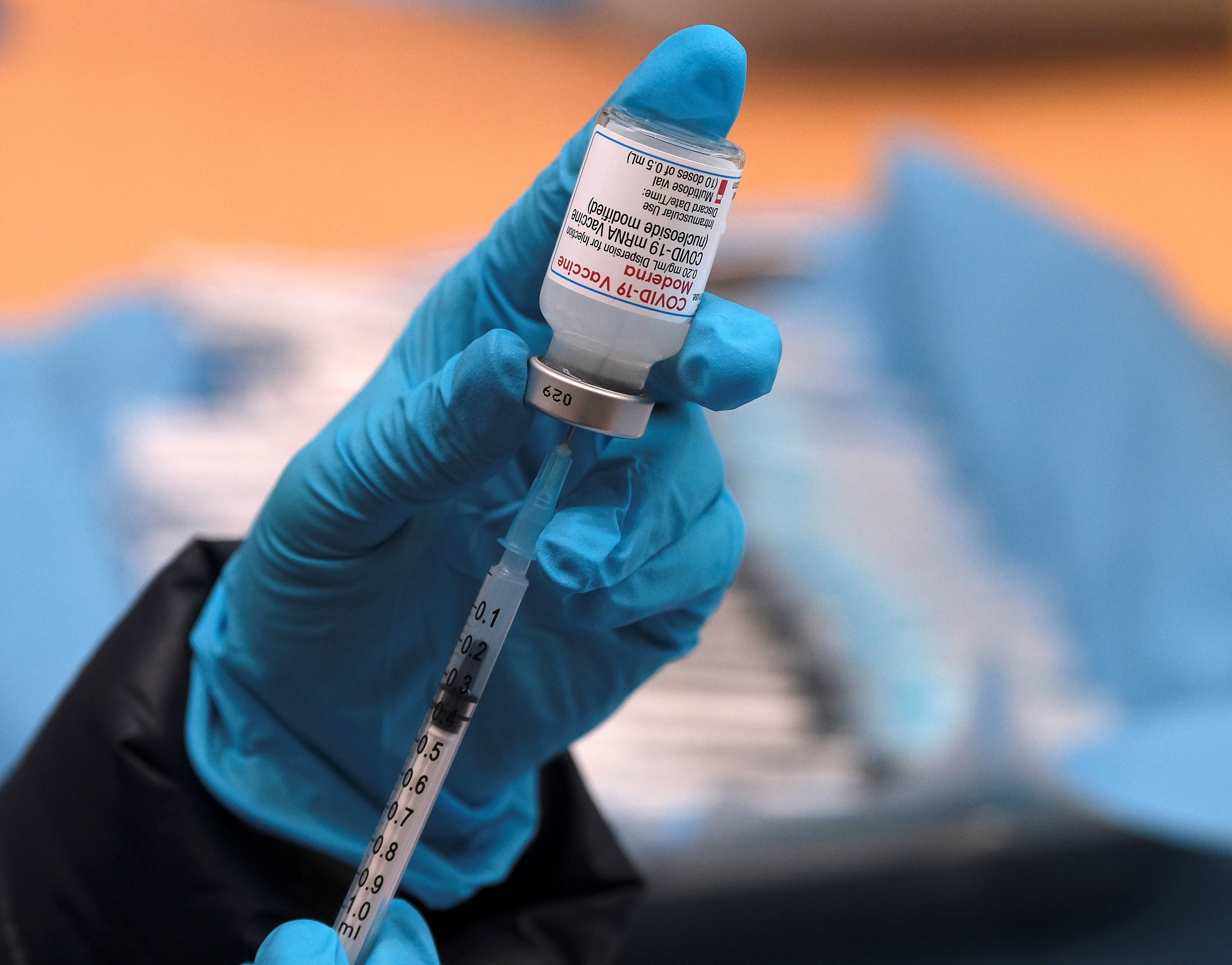 Un sanitario preparaba una dosis de la vacuna de Moderna durante una jornada especial de vacunación de refuerzo contra la covid-19 para menores de 65, en Gijón, el pasado mes de noviembre. EFE/ Paco Paredes
