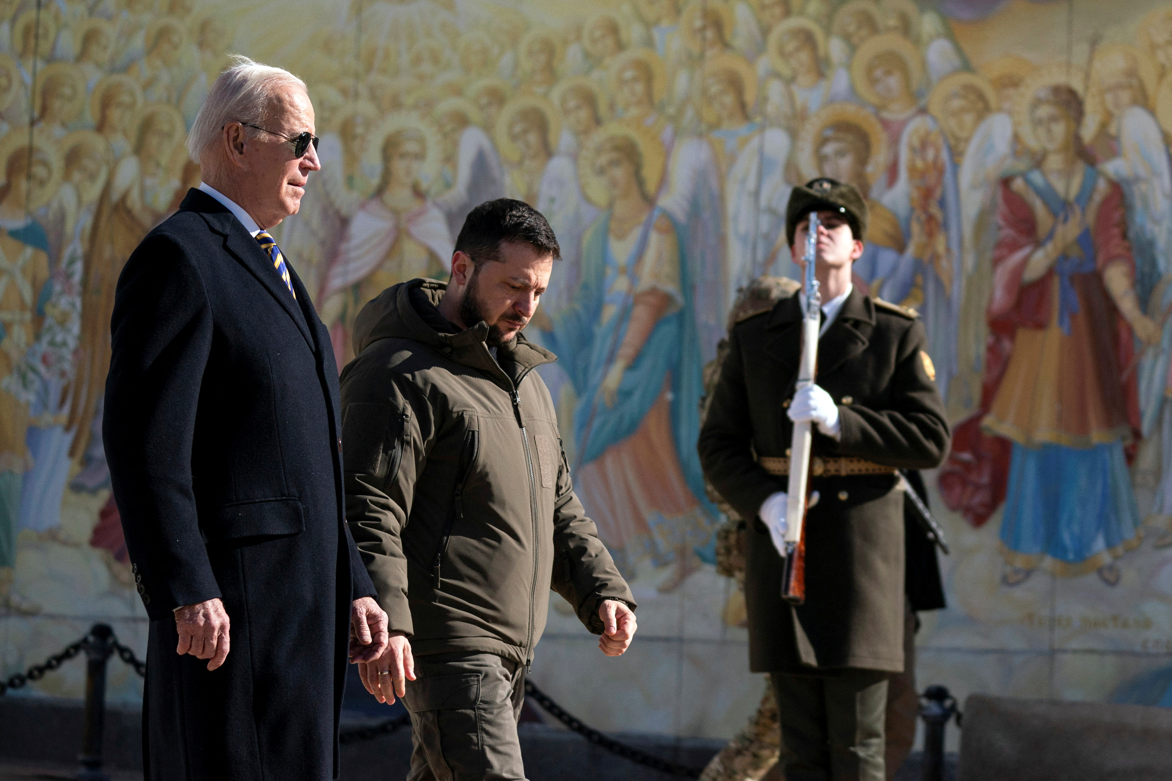 El presidente estadounidense, Joe Biden, camina junto a su par ucraniano, Volodymyr Zelensky, frente a la catedral de St. Michael durante su visita a Kyiv. (Evan Vucci/Pool via REUTERS)