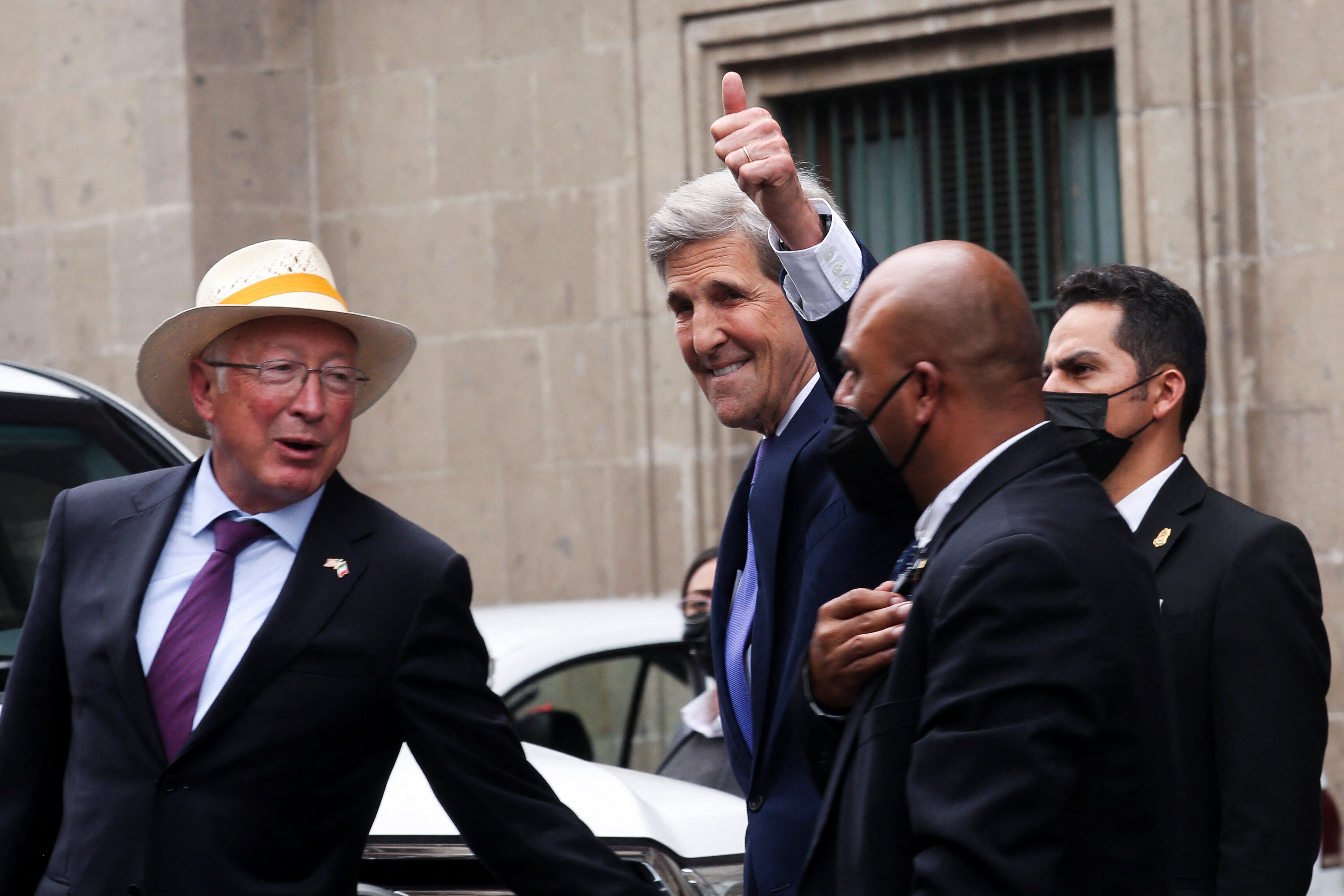 John Kerry indicated that he has worked in recent weeks with Ken Salazar to bring together key companies and listen to their concerns about the transition to a clean economy (Photo: Reuters/Quetzale Nikte-Ha)