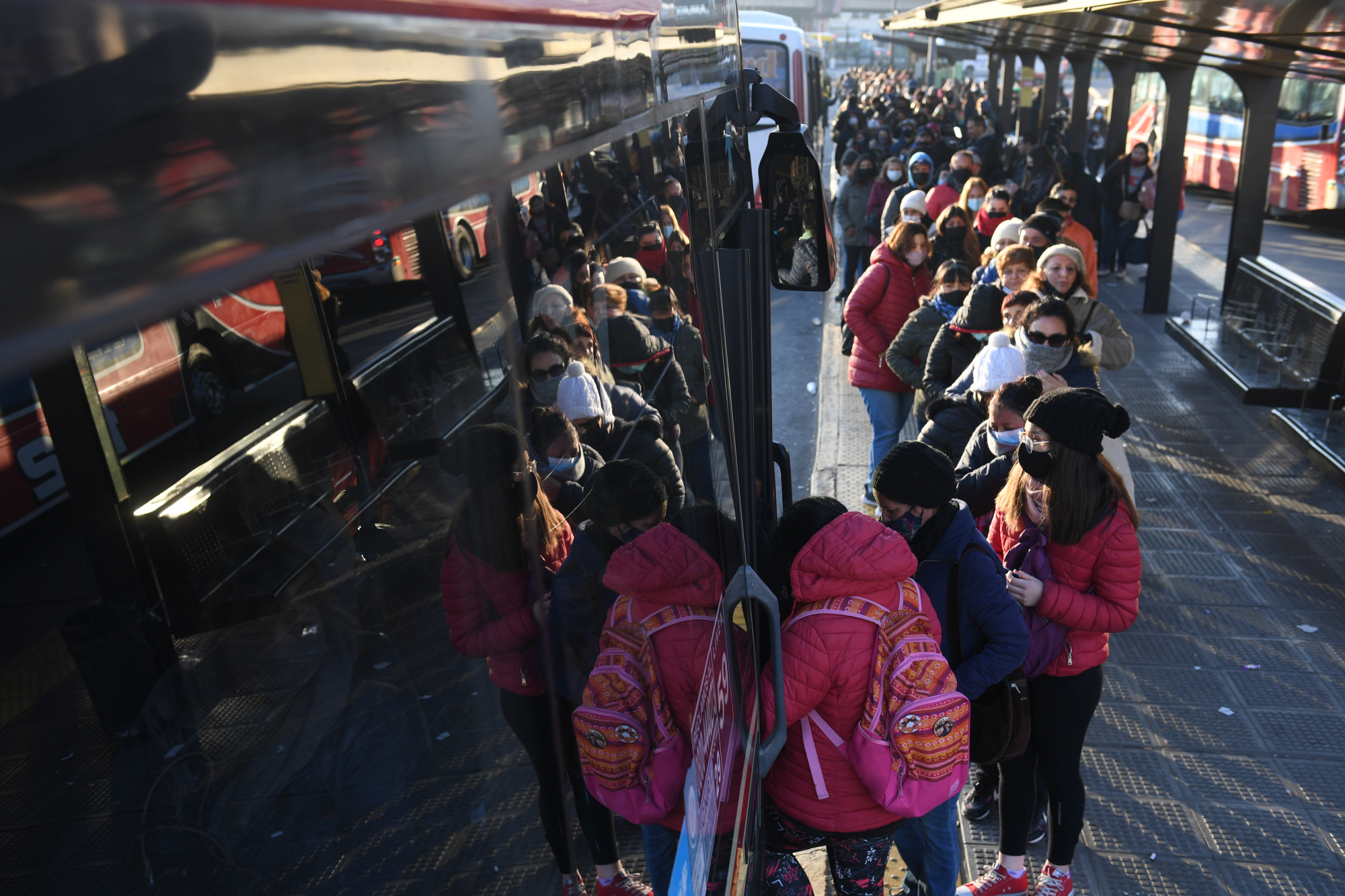 Los pasajeros llegaron a esperar hasta 50 minutos por la llegada de un colectivo en terminales como Plaza Constitución y Once (Maximiliano Luna)