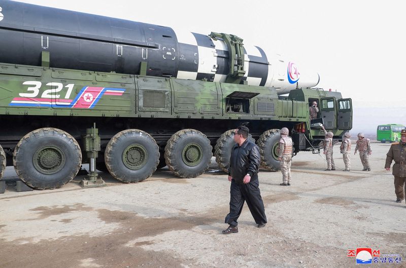 FOTO DE ARCHIVO: El líder norcoreano Kim Jong Un camina junto a (según los medios estatales) el misil balístico intercontinental (ICBM) "Hwasong-17" en su vehículo de lanzamiento, en esta foto sin fecha publicada el 25 de marzo de 2022 por la Agencia Central de Noticias de Corea (KCNA). KCNA vía REUTERS