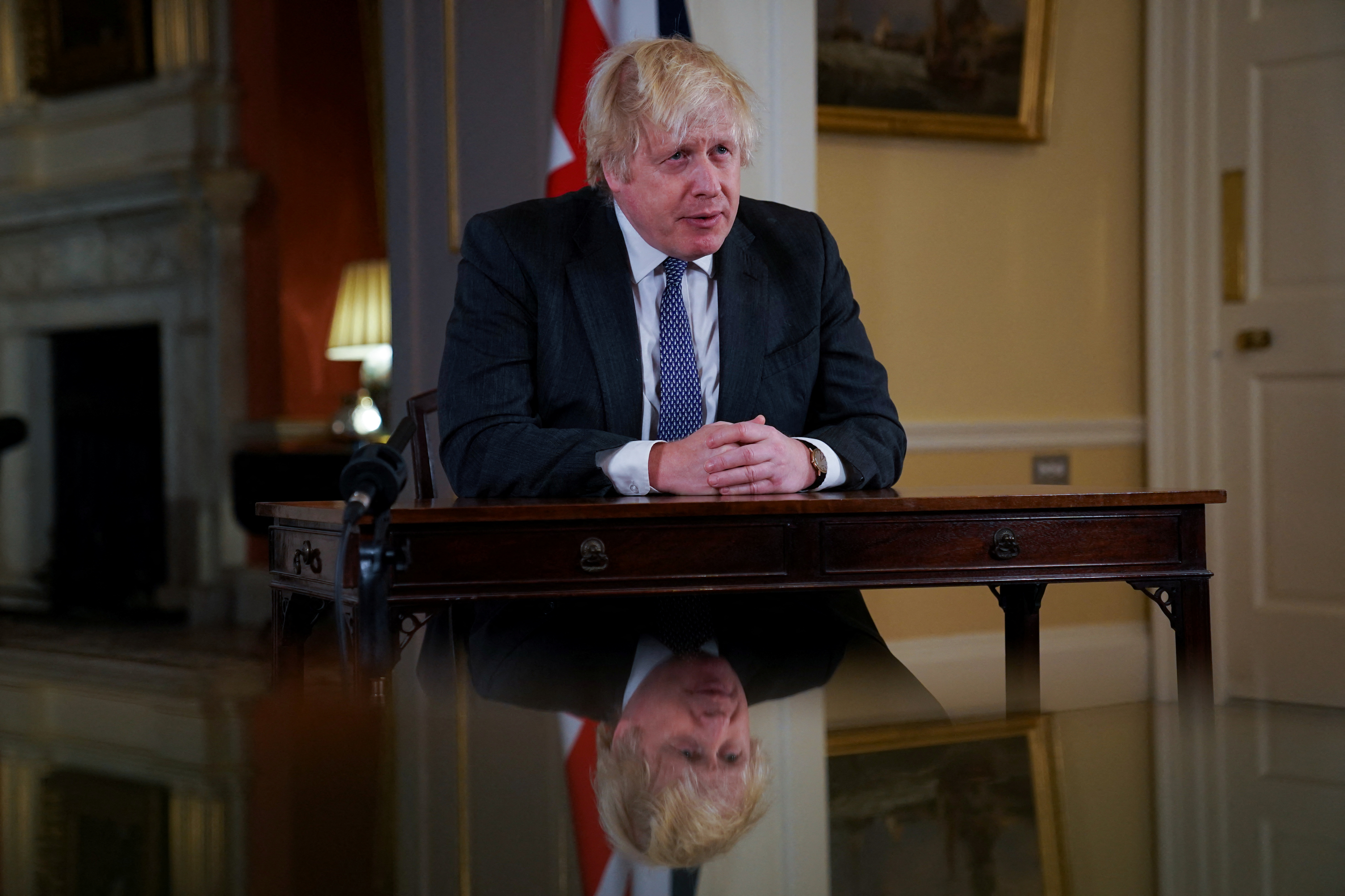 El primer ministro británico Boris Johnson graba un discurso a la nación, para proporcionar una actualización sobre el programa de la vacuna de refuerzo COVID-19 en Downing Street, Londres, Gran Bretaña 12 de diciembre de 2021 (REUTERS)