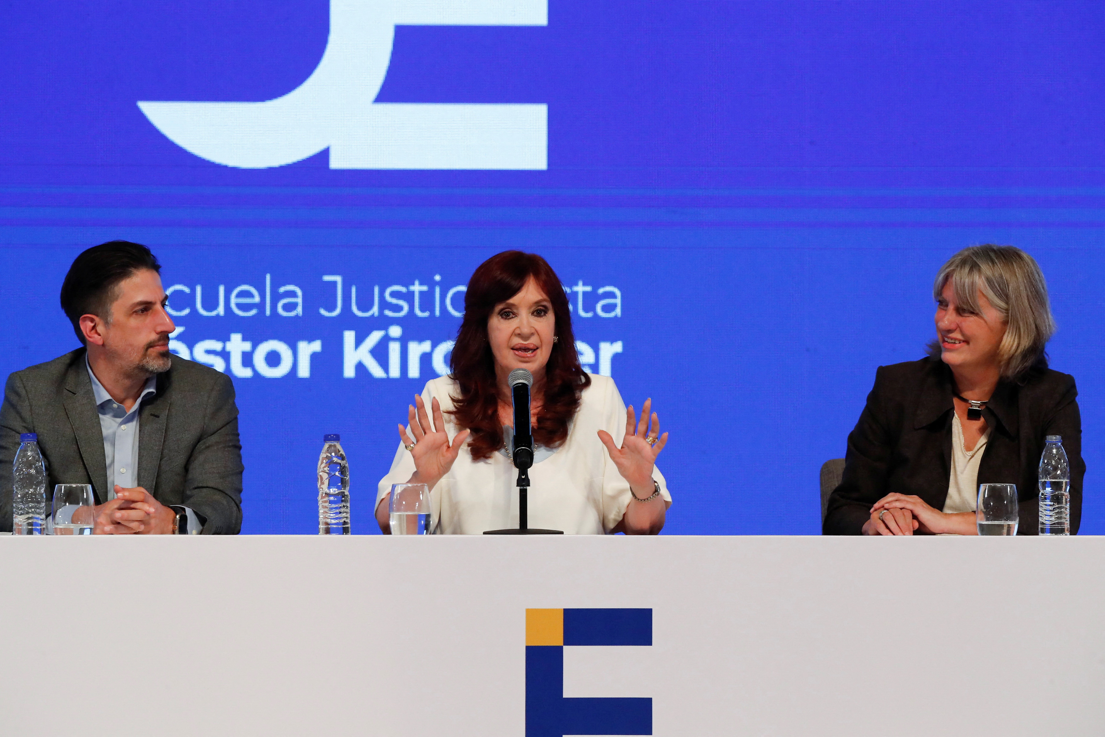 La vicepresidente Cristina Kirchner, en un pasaje de su clase magistral en La Plata. REUTERS/Agustin Marcarian
