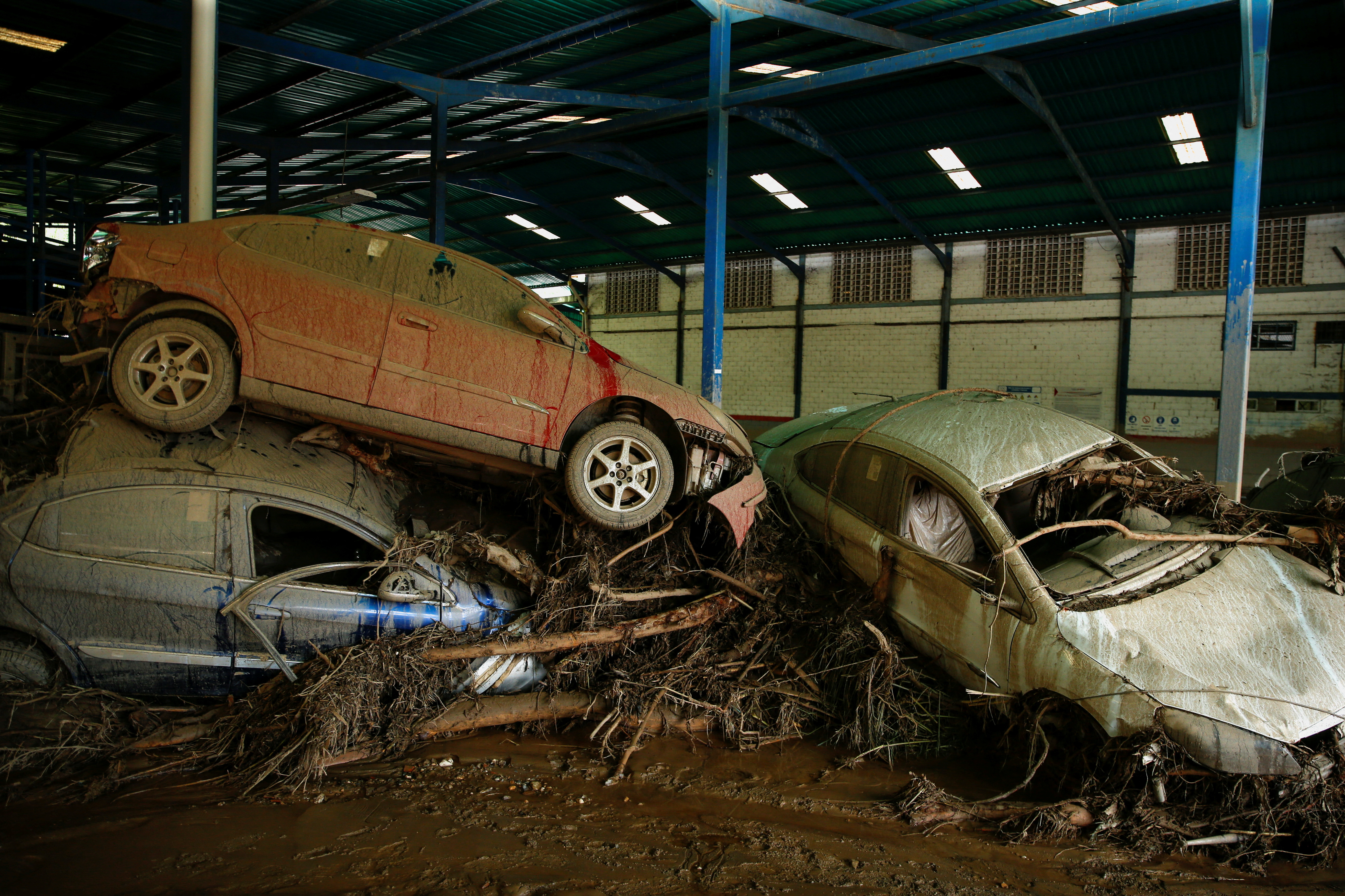Vehículos dañados en una planta de ensamblaje de automóviles de la empresa china Chery en Las Tejerías el 10 de octubre de 2022 (REUTERS/Leonardo Fernández Viloria)