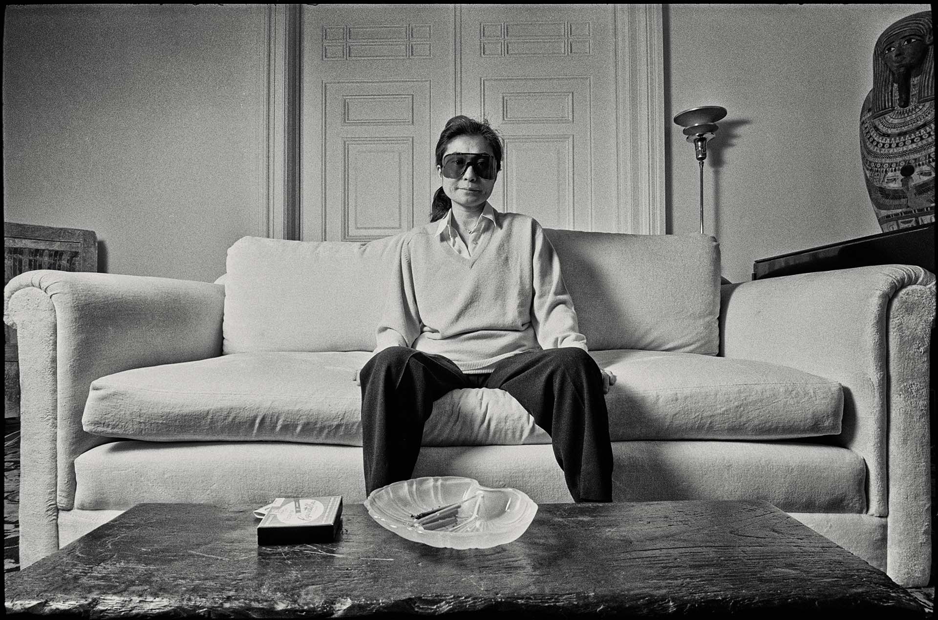 Yoko Ono en el living de su departamento de Nueva York, el mismo que compartió con John Lennon (Foto: Derek Hudson/Getty Images)