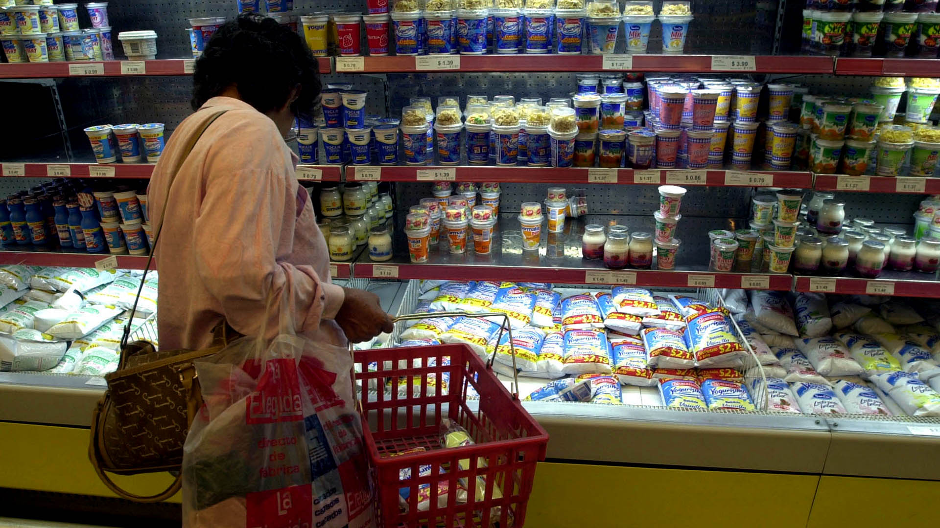 DYN19, BUENOS AIRES 07/06/04, UNA FAMILA TIPO NECESITO REUNIR CASI 329,58 PESOS PARA SATISFACER SUS NECESIDADES ALIMENTICIAS DURANTE MAYO, LO QUE IMPLICA UN AUMENTO DE 0,1 POR CIENTO FRENTE A ABRIL.
FOTO: DYN/L. THIEBERGER/ARCHIVO.