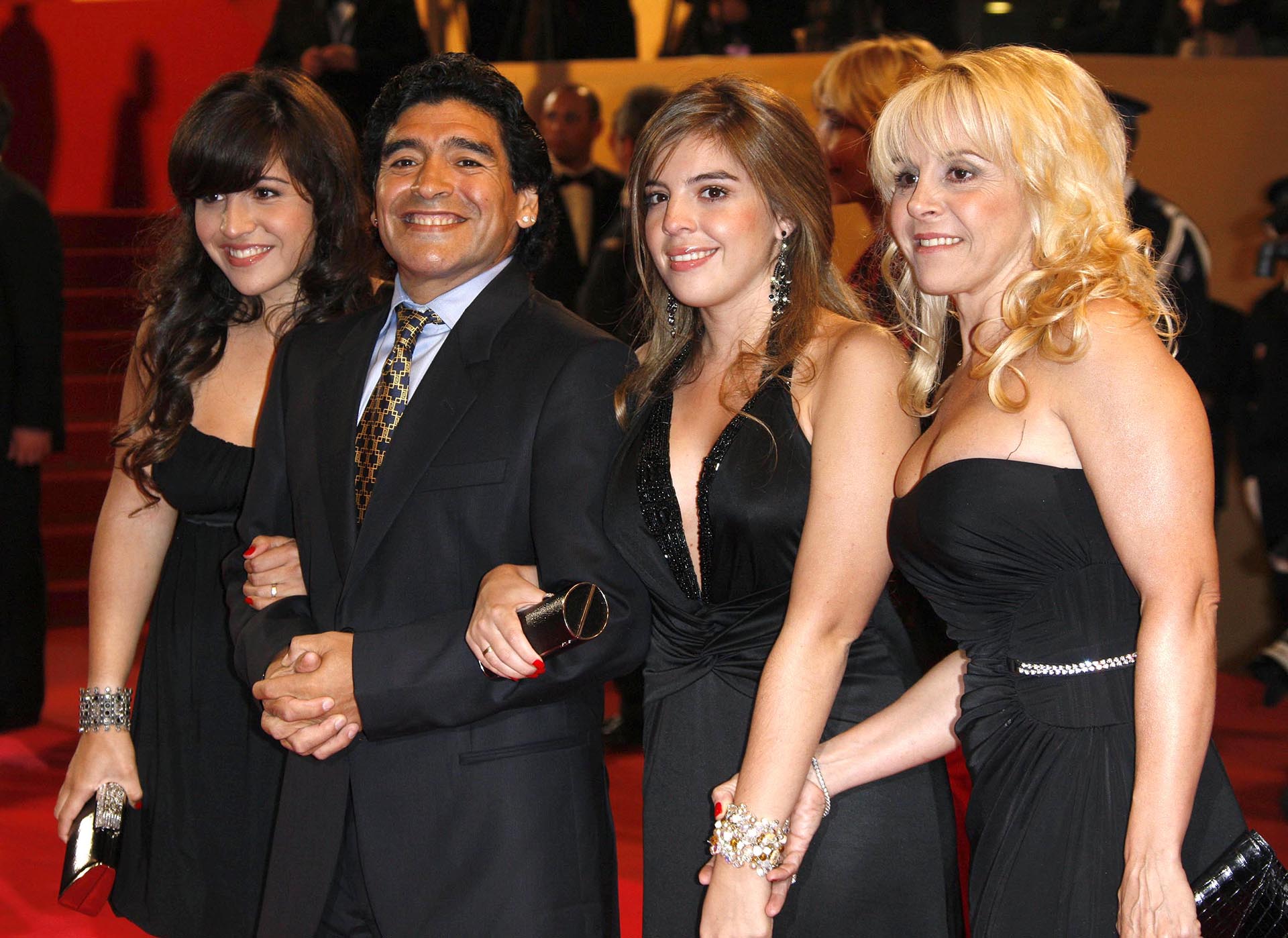 Diego Maradona con Claudia Villafañe y sus hijas, dalma y Giannina (The Grosby Group)