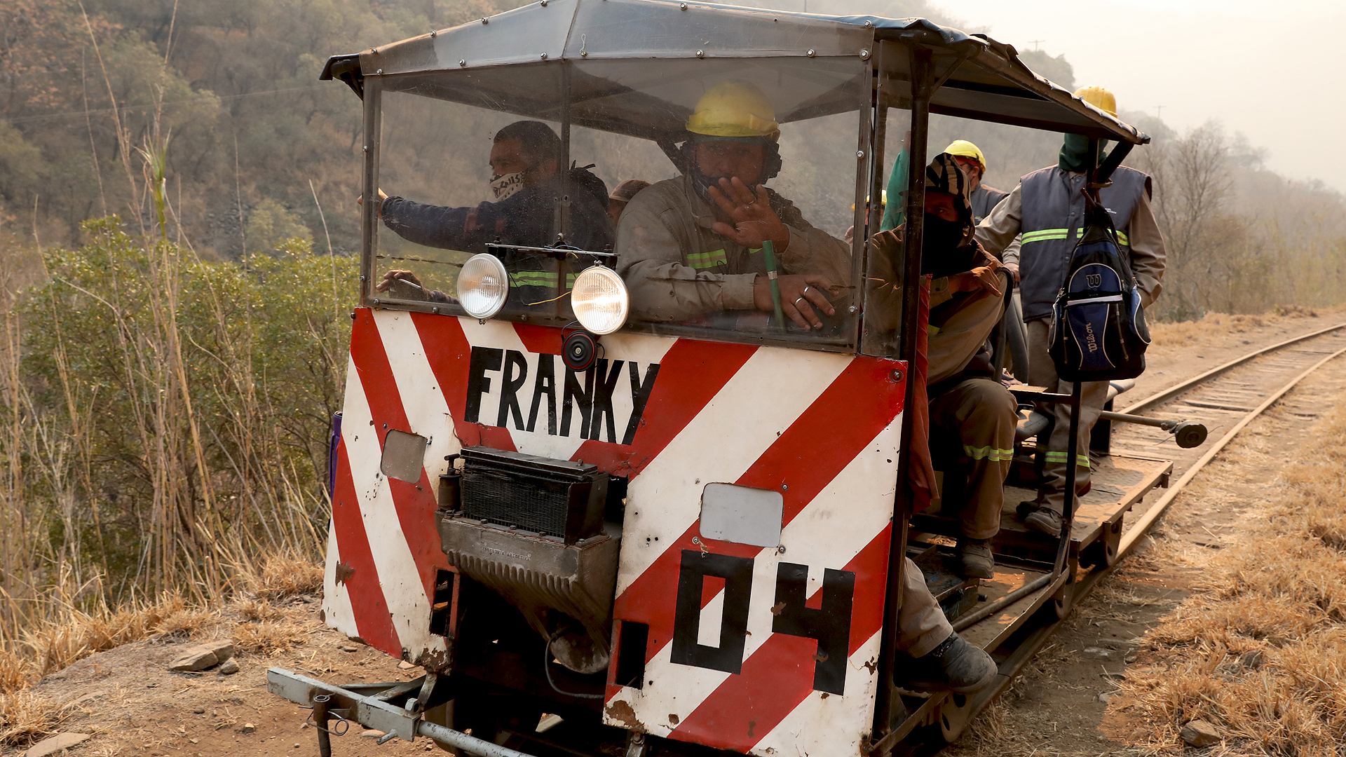 Evacuaron a las familias por las vías del tren.