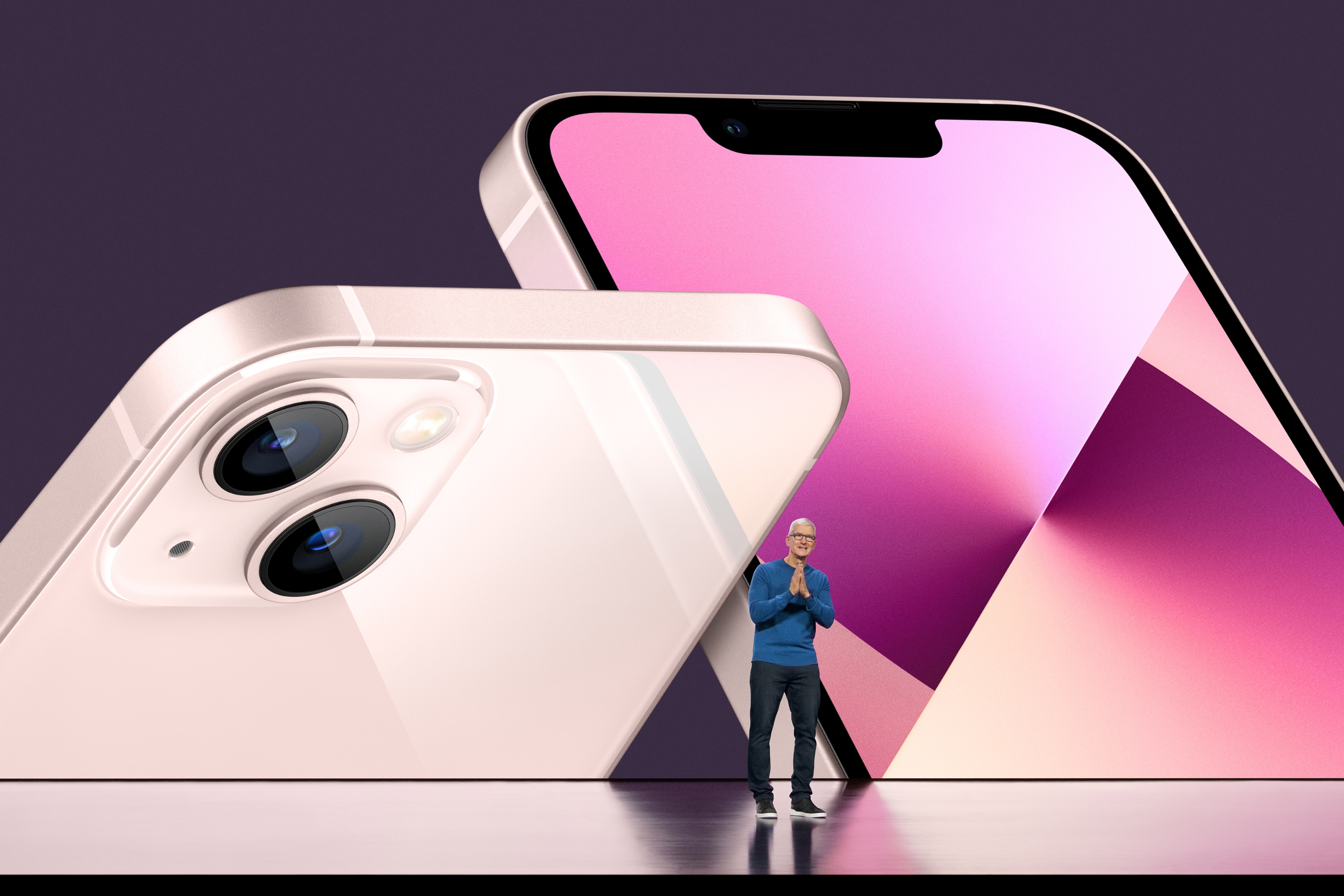 Fotografía cedida por Apple que muestra a su CEO, Tim Cook, mientras presenta el iPhone 13, durante el evento especial de la empresa el 14 de septiembre de 2021 en el Parque Apple de Cupertino, California (Estados Unidos). EFE/APPLE
