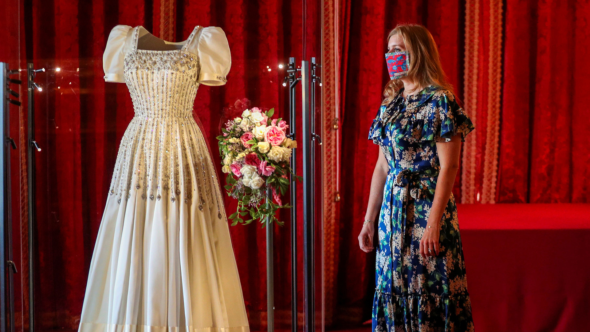 De la boda real secreta al museo de Windsor: el vestido que usaron la reina Isabel II y la princesa Beatrice es parte de una muesta
