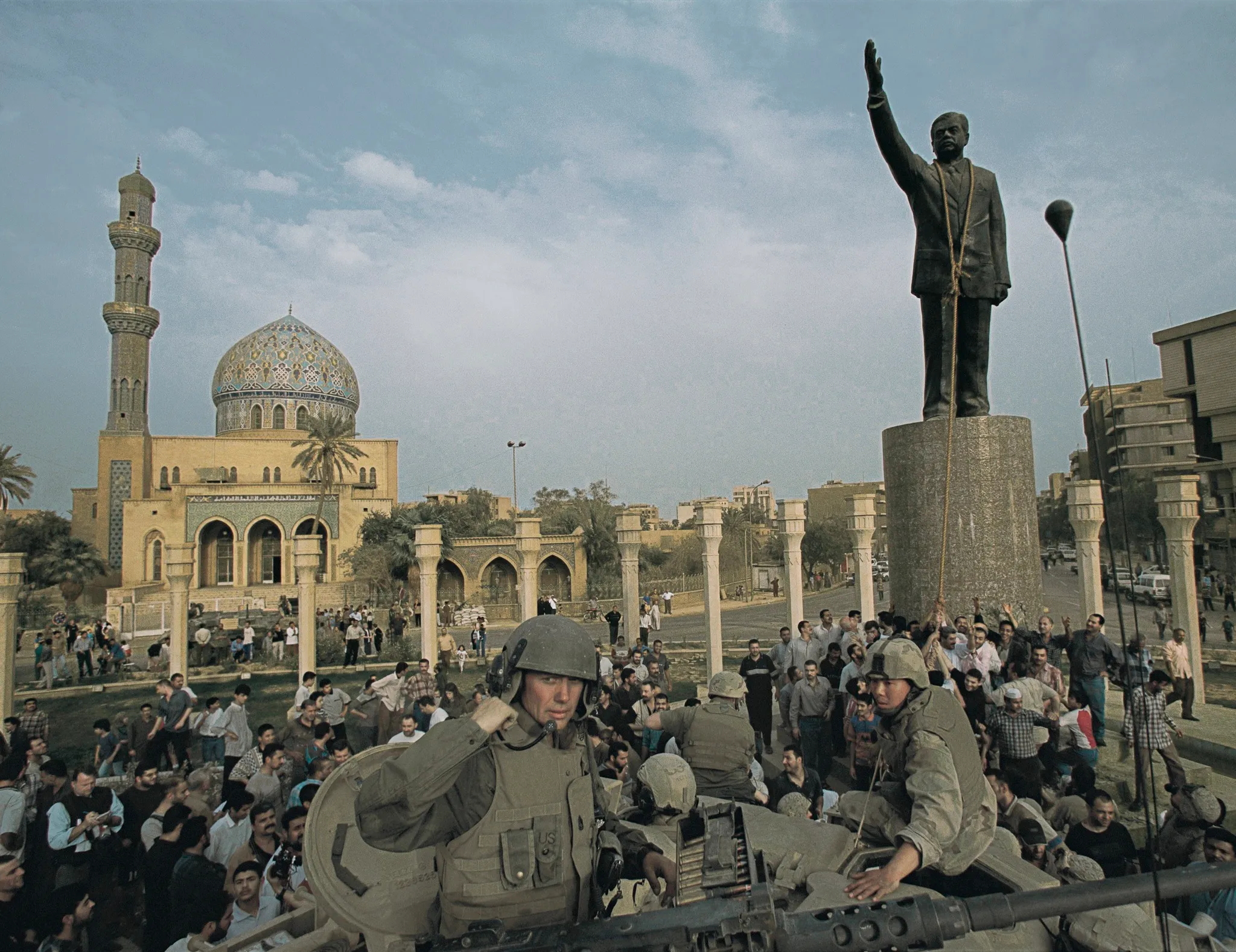 La entrada de los marines estadounidenses al centro de Bagdad, el 9 de abril de 2003, con la estatua de Saddam aún en pie.