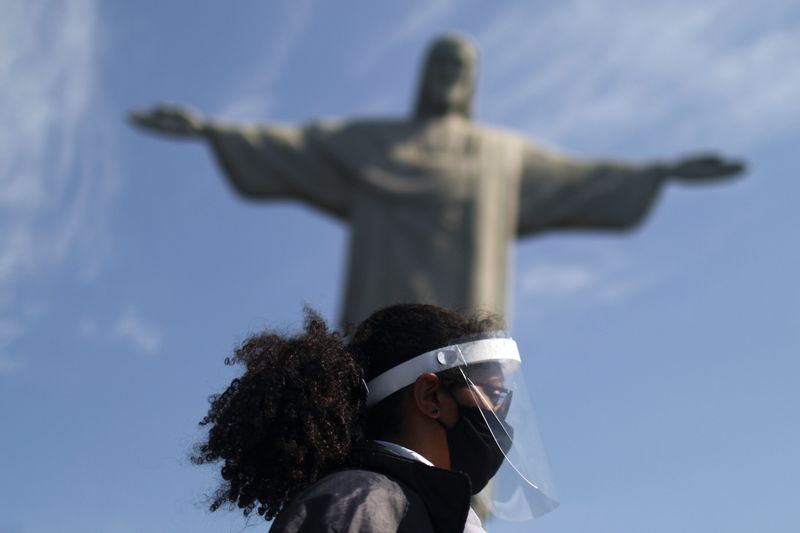 Imagen de archivo de una vigilante con mascarilla y escudo facial durante la reapertura de la estatua del Cristo Redentor en Río de Janeiro, Brasil. 15 agosto 2020. REUTERS/Pilar Olivares