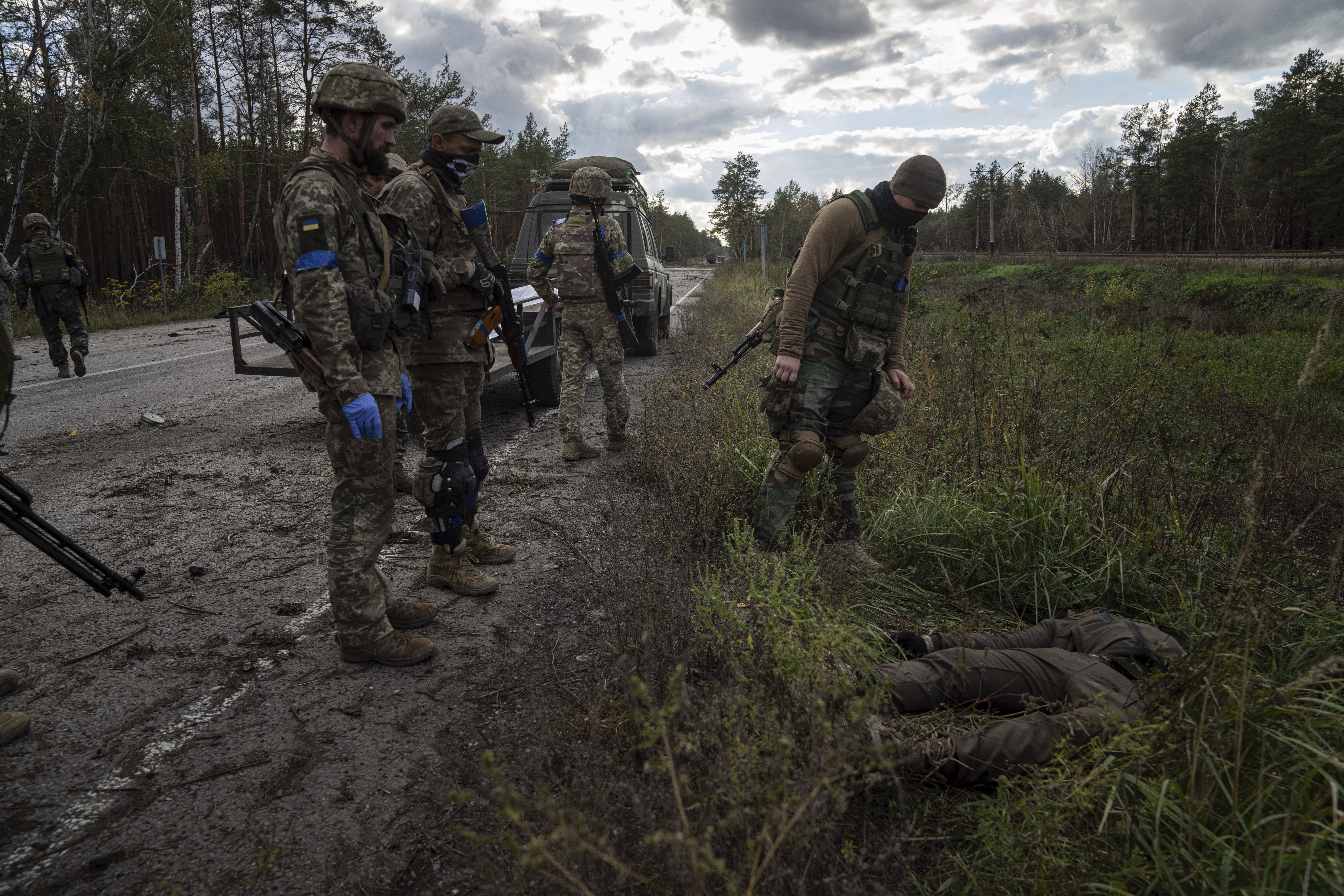 “Peleamos por nuestra tierra, por nuestros hijos, para que nuestra gente pueda vivir mejor, pero todo esto tiene un precio muy alto”, dijo un soldado ucraniano  (AP Photo/Evgeniy Maloletka)