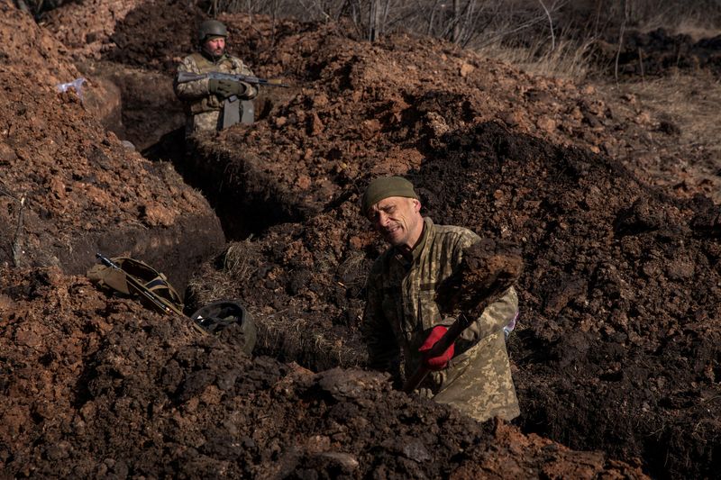 Un miembro del servicio ucraniano cava una trinchera en las afueras de la ciudad fronteriza de Bakhmut (REUTERS/Oleksandr Ratushniak)