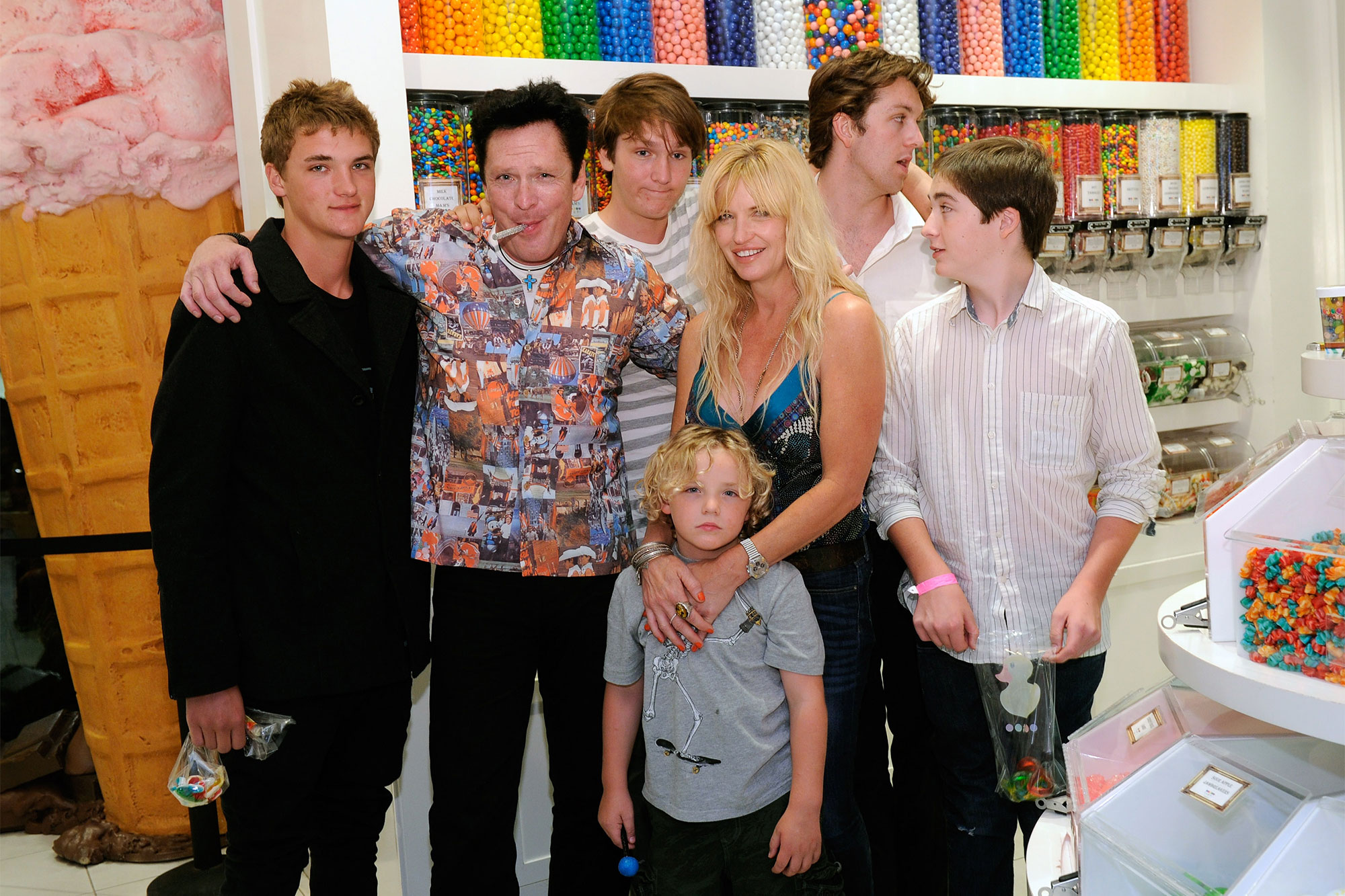 Michael Madsen con todos sus hijos.