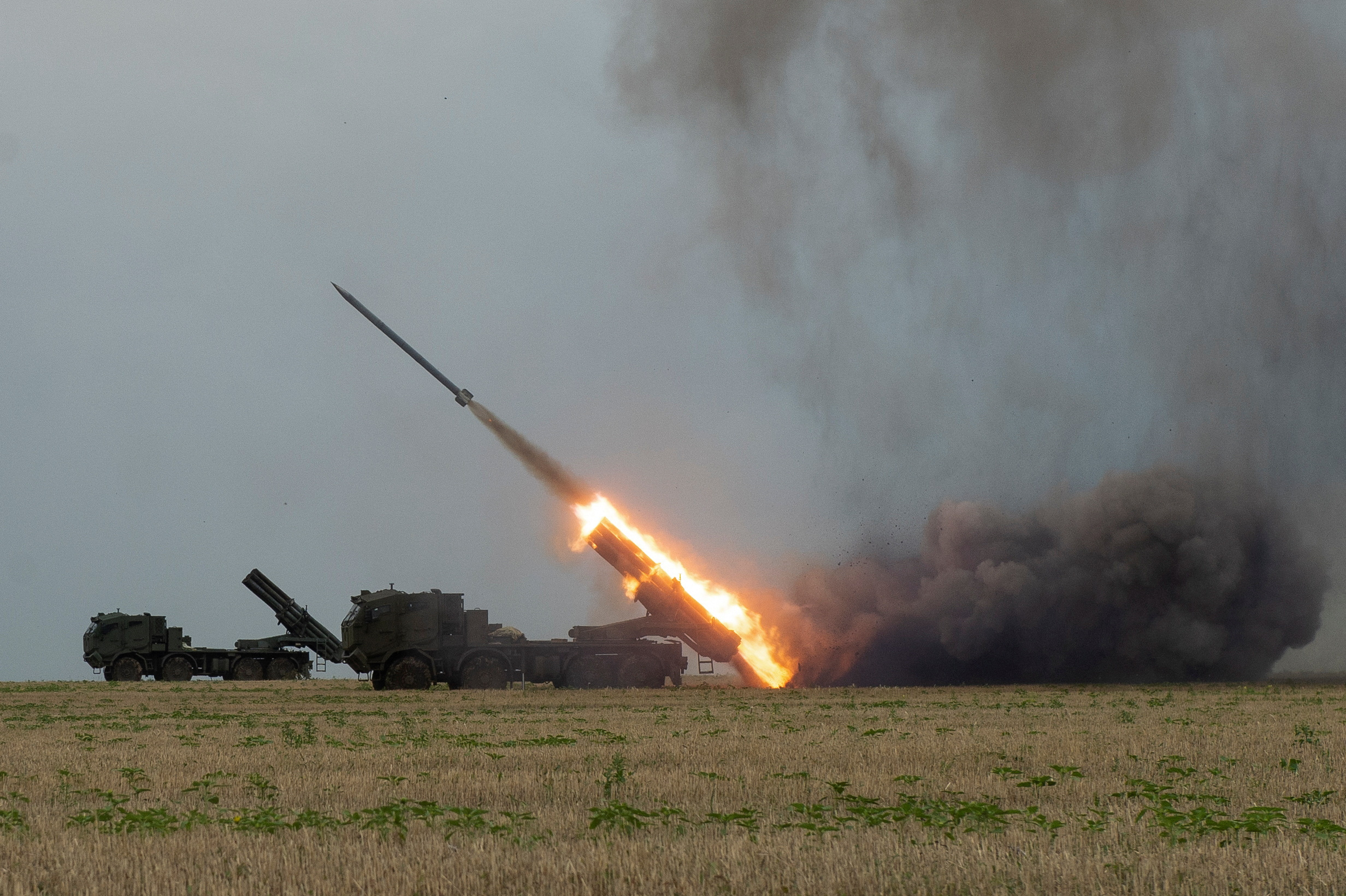 Pasukan Ukraina menembakkan rudal dengan sistem multi-peluncuran Bureviy di wilayah Kharkiv, di mana mereka berusaha merebut kembali kota yang telah diduduki sejak Februari oleh Rusia.  REUTERS/Sofia Gatilova