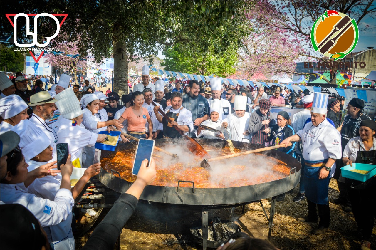 Cocineros de todas las provincias y de países de Latinoamérica asisten a la fiesta para colaborar en la cocción del enorme guiso carrero