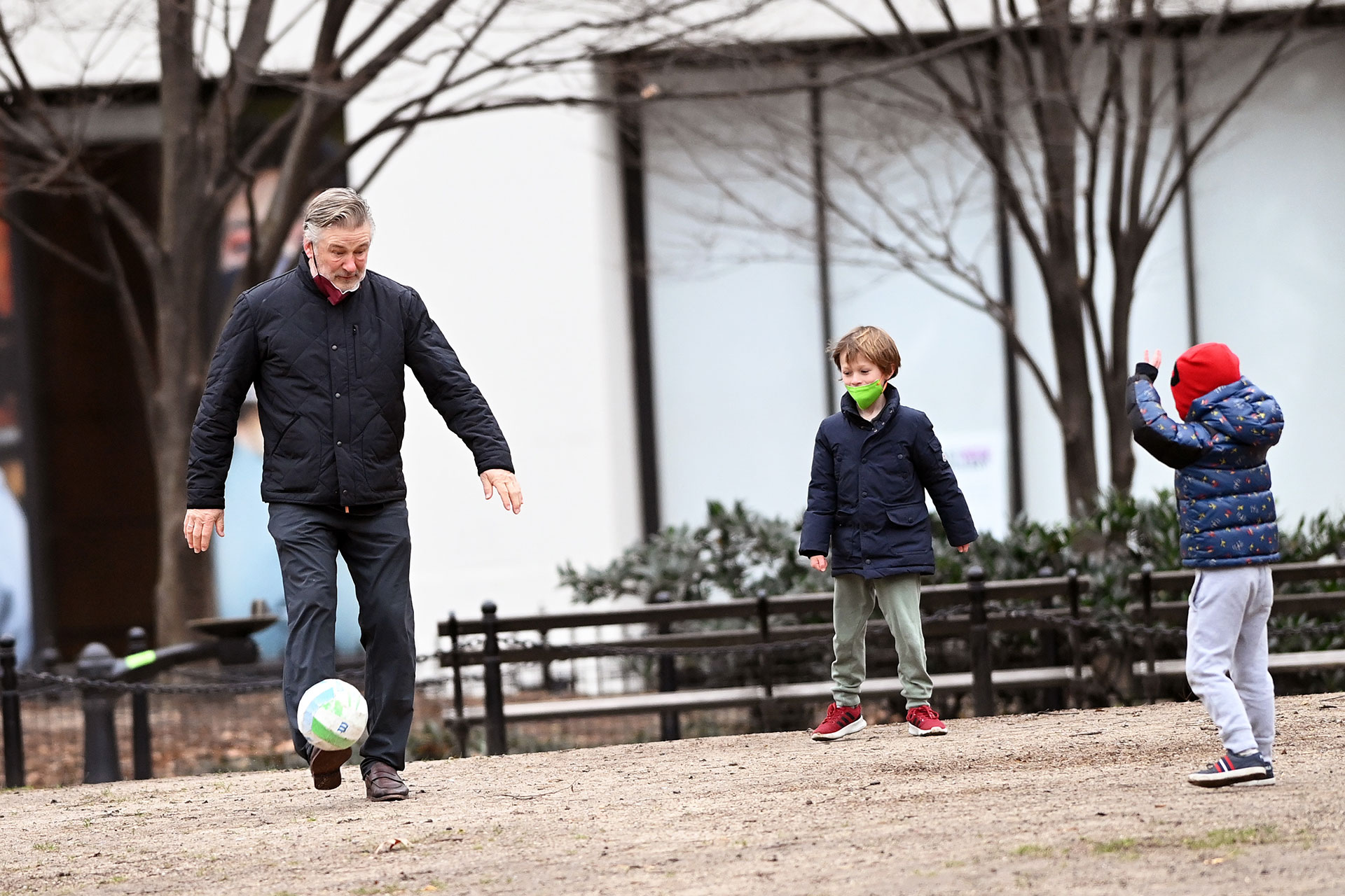 Alec Baldwin disfrutó jugando al fútbol con sus hijos en un parque de Nueva York. Todos le hicieron frente al frío usando el abrigo adecuado y disfrutaron de una tarde al aire libre