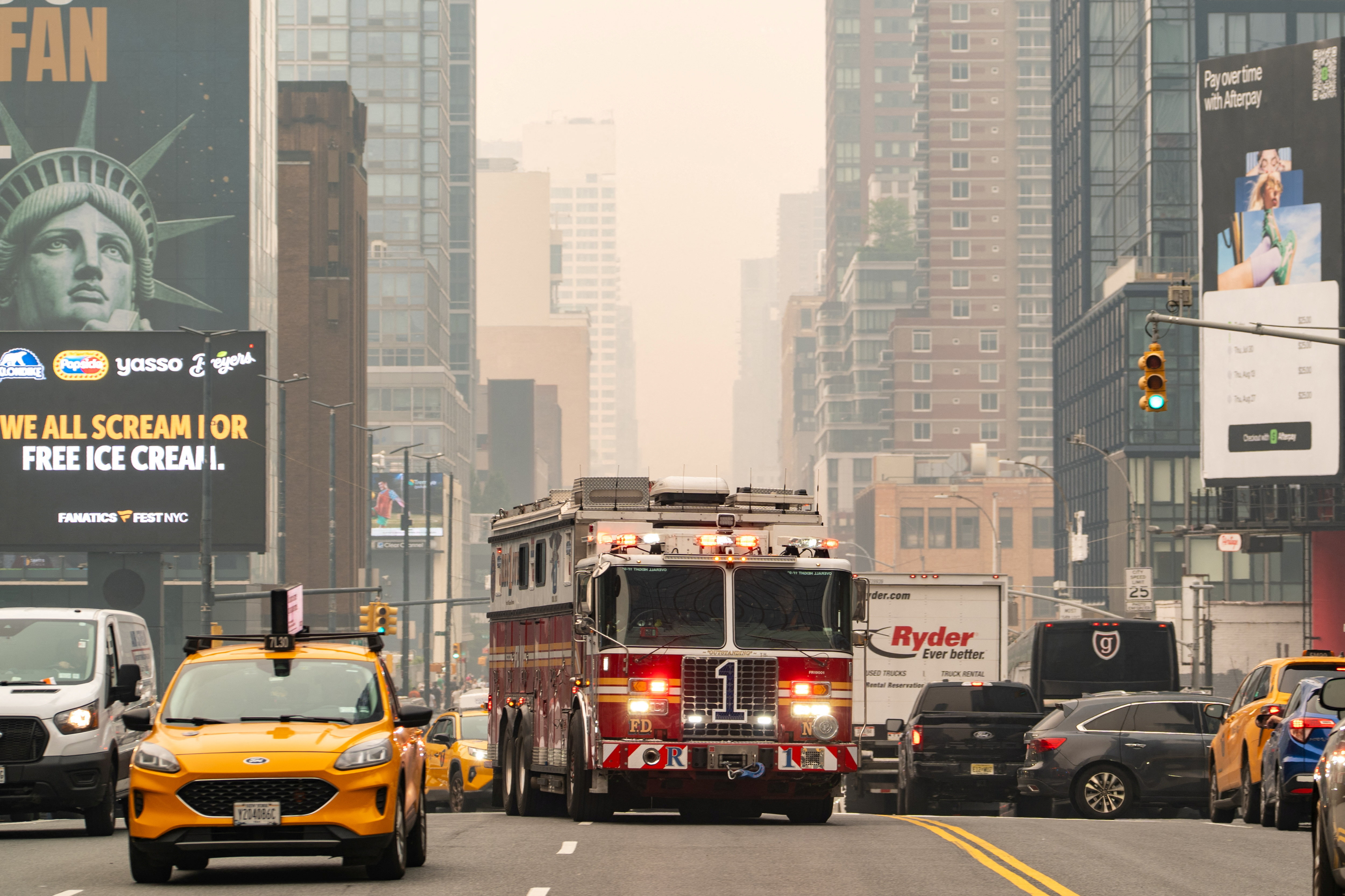 Una densa capa de humo cubre Nueva York: ti&ntilde;&oacute; el cielo y ocult&oacute; parcialmente el horizonte de Manhattan