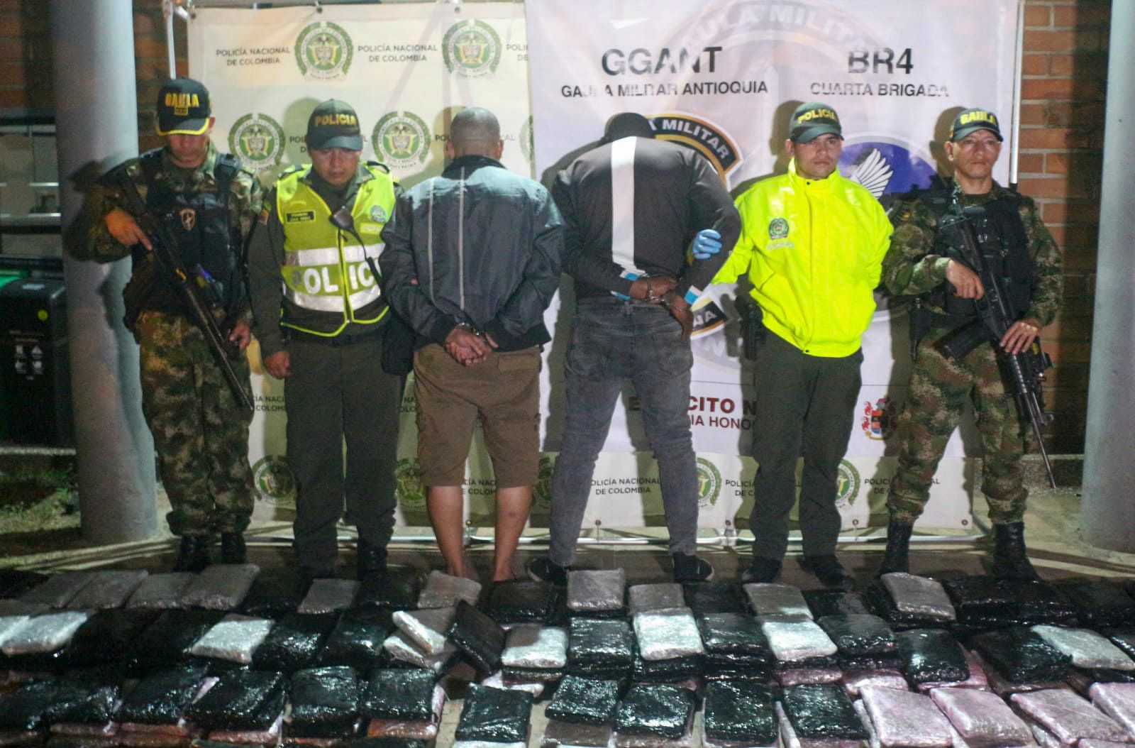 Ejército y Policía incautan camioneta con media tonelada de marihuana en Medellín