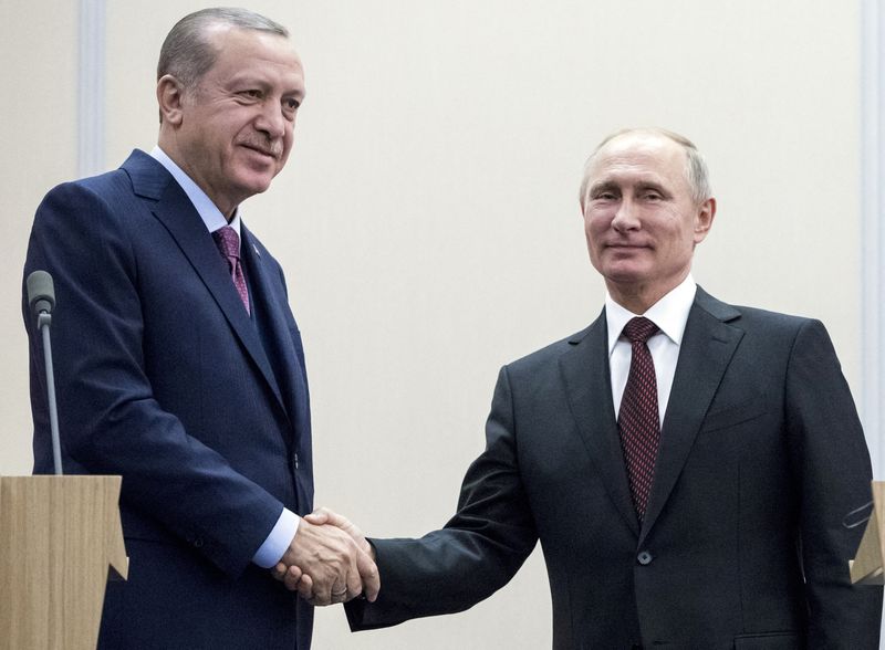 Vladimir Putin estrecha la mano del presidente de Turquía, Tayyip Erdogan (REUTERS/Pavel Golovkin/Archivo)