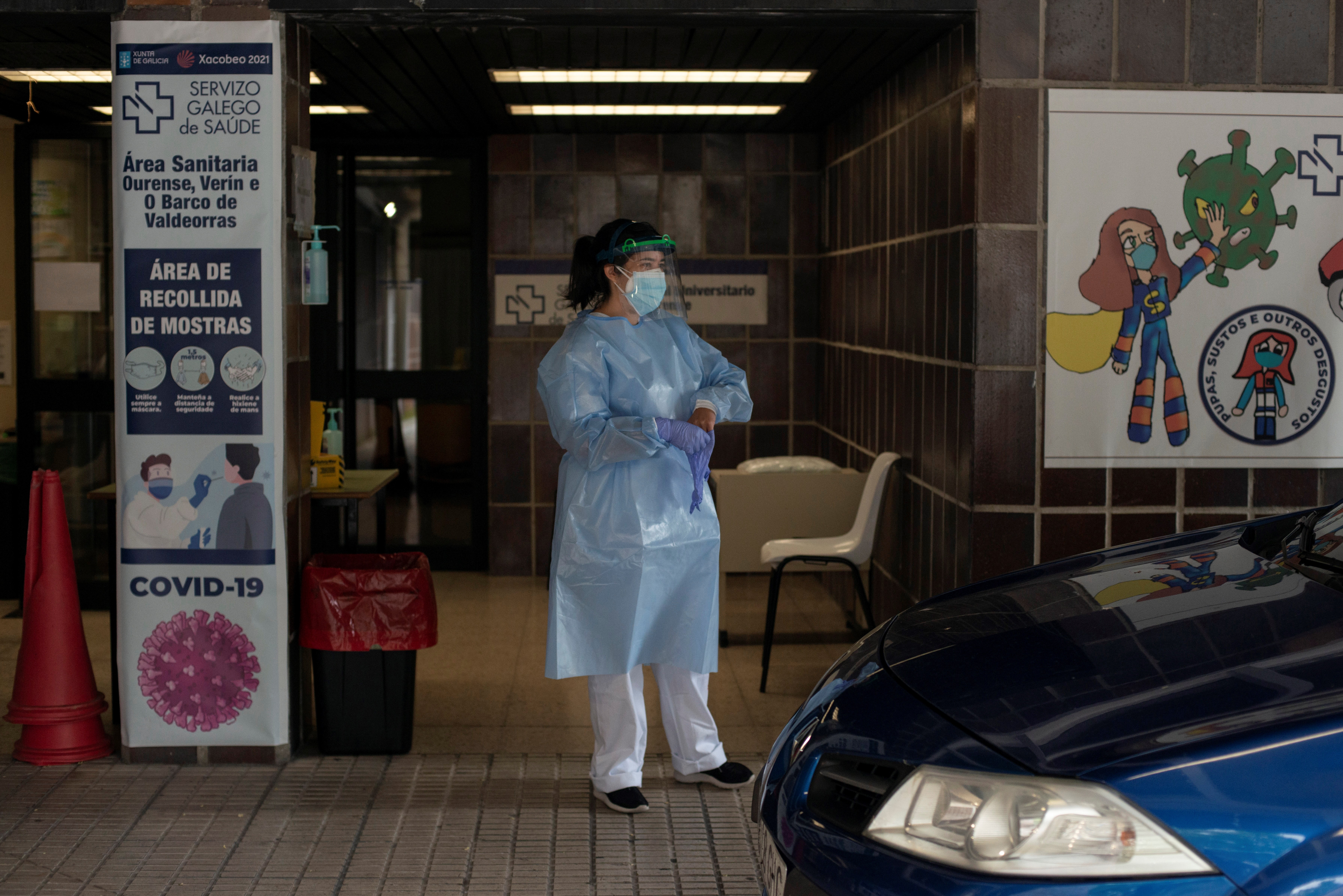 Una trabajadora sanitaria espera para realizar una prueba PCR este martes en el aparcamiento del Complejo Hospitalario Universitario de Orense, España. EFE/Brais Lorenzo
