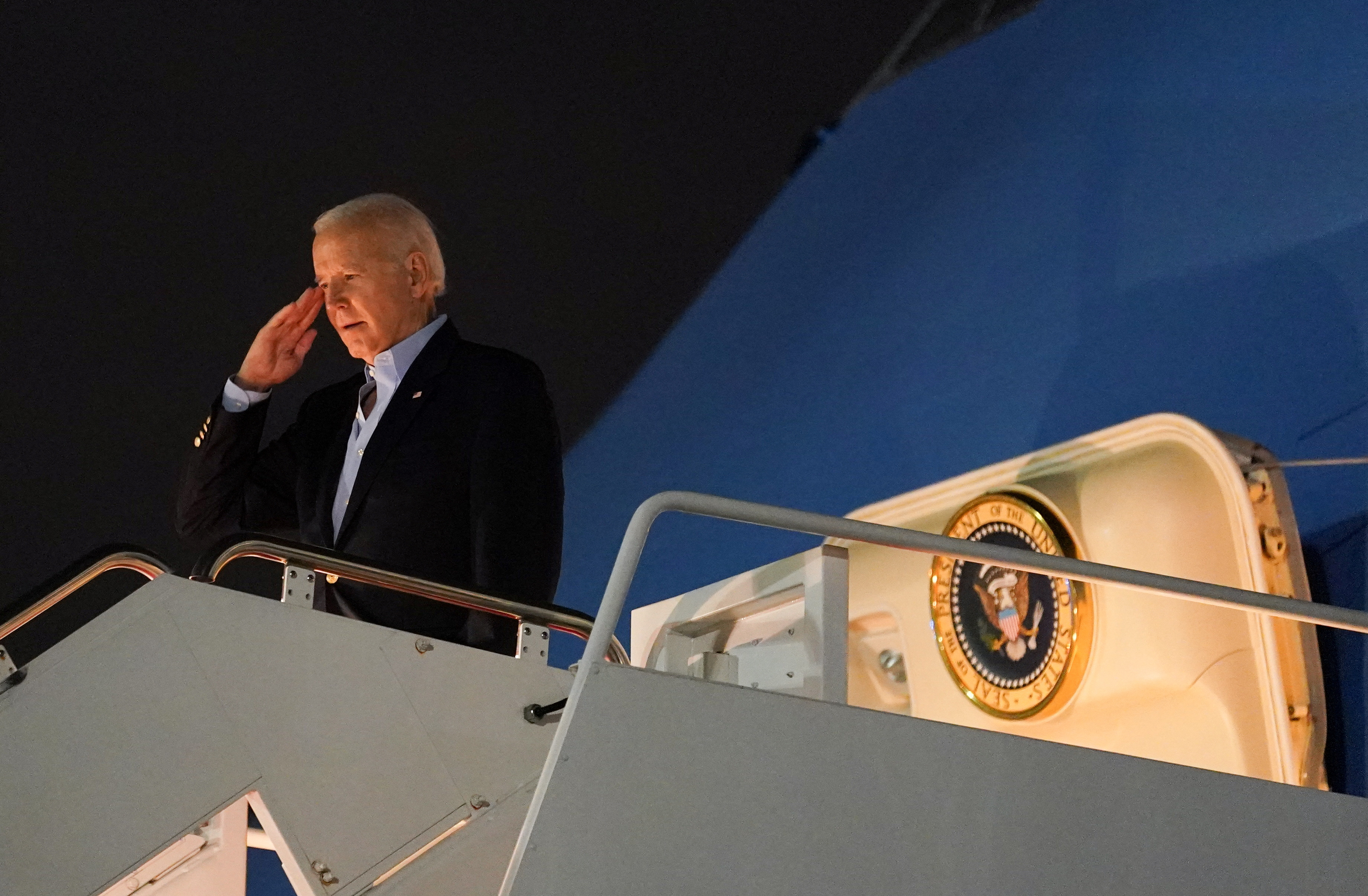 El presidente de Estados Unidos, Joe Biden, saluda desde el Air Force One mientras parte hacia Egipto para asistir a la cumbre COP27 desde la Base Conjunta Andrews en Maryland, Estados Unidos, el 10 de noviembre de 2022. REUTERS/Kevin Lamarque