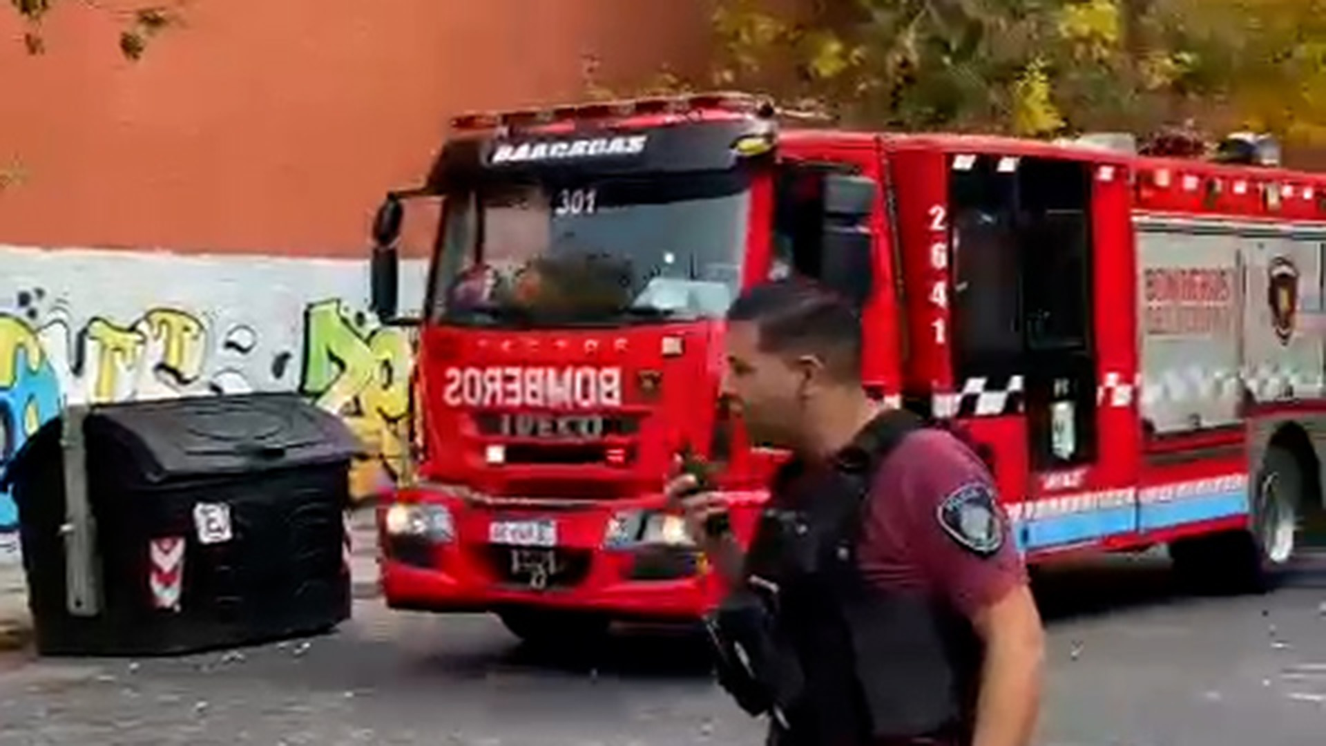 Los bomberos combatieron las llamas desde cuatro frentes, por calles Jovellanos y Quinquela Martín