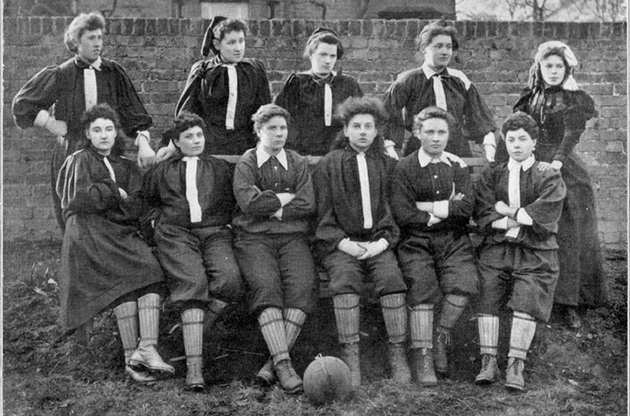 Nettie Honeyball y el primer equipo de fútbol femenino de la historia. (Literary Hub).