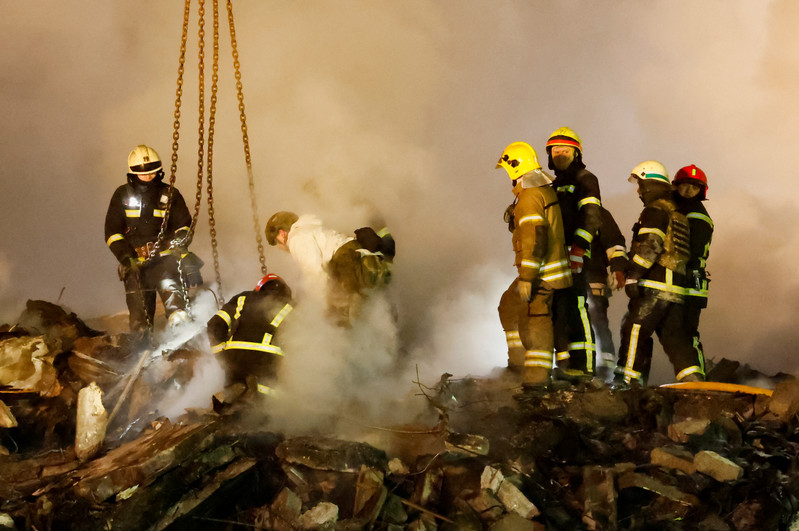 Durante la noche, los rescatistas sacaron varios muertos más de debajo de los escombros. (REUTERS/Clodagh Kilcoyne)