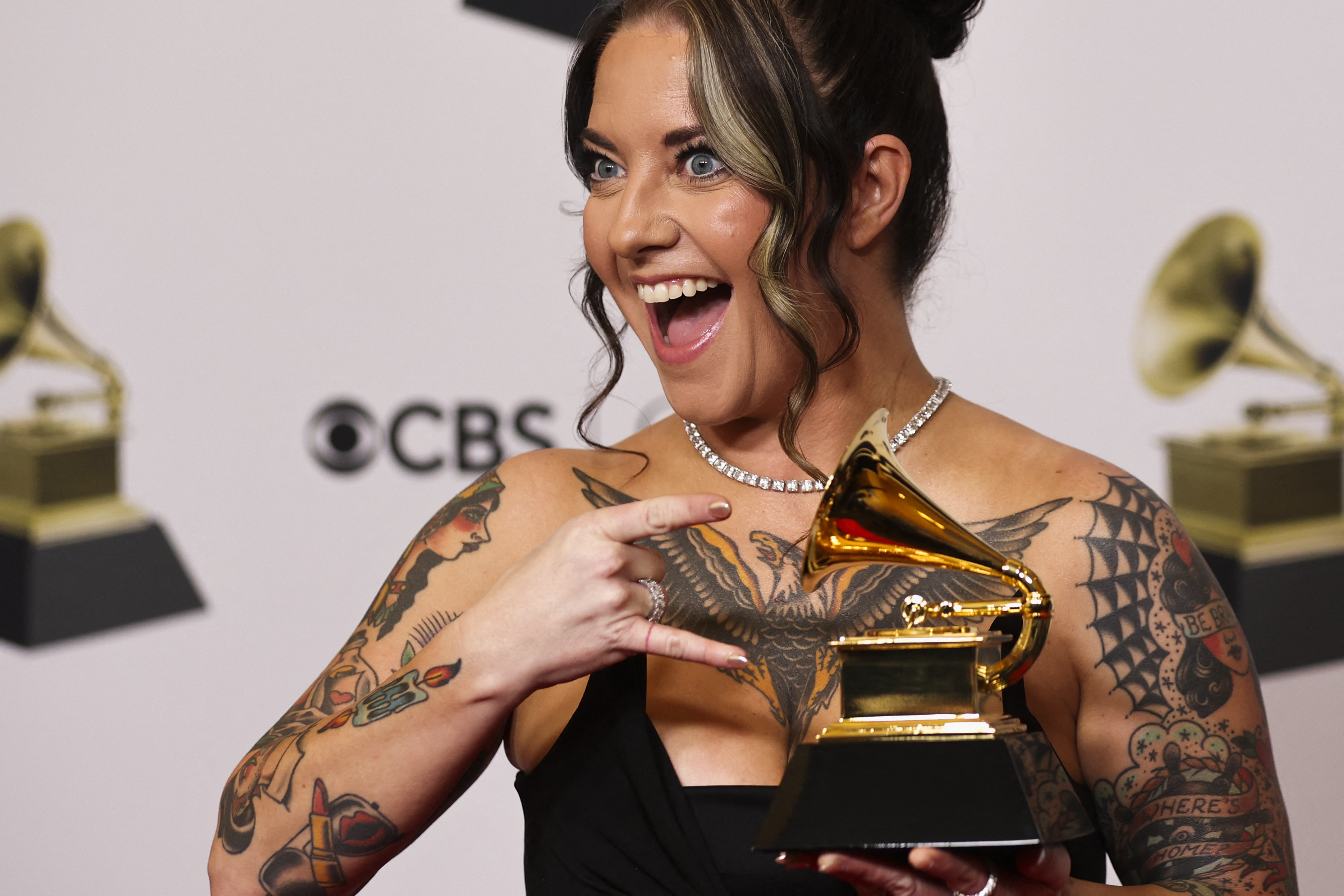 Ashley McBryde ganó el Grammy al Mejor Performance de Dúo/Grupo de Country (REUTERS/Mike Blake)
