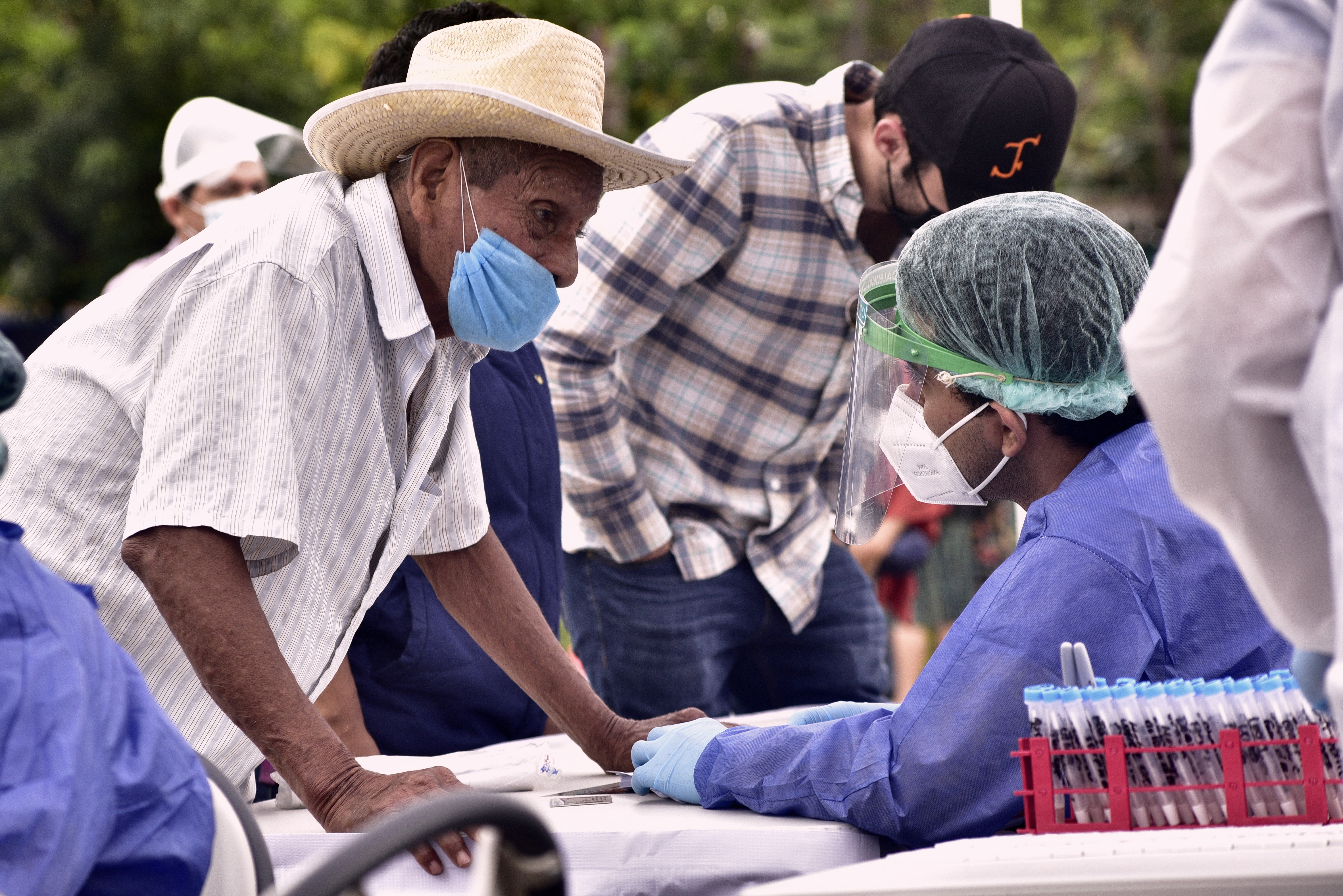 Personal de la salud realiza pruebas Covid en la ciudad de Villahermosa, en el estado de Tabasco (Foto: EFE/Jaime Ávalos)

